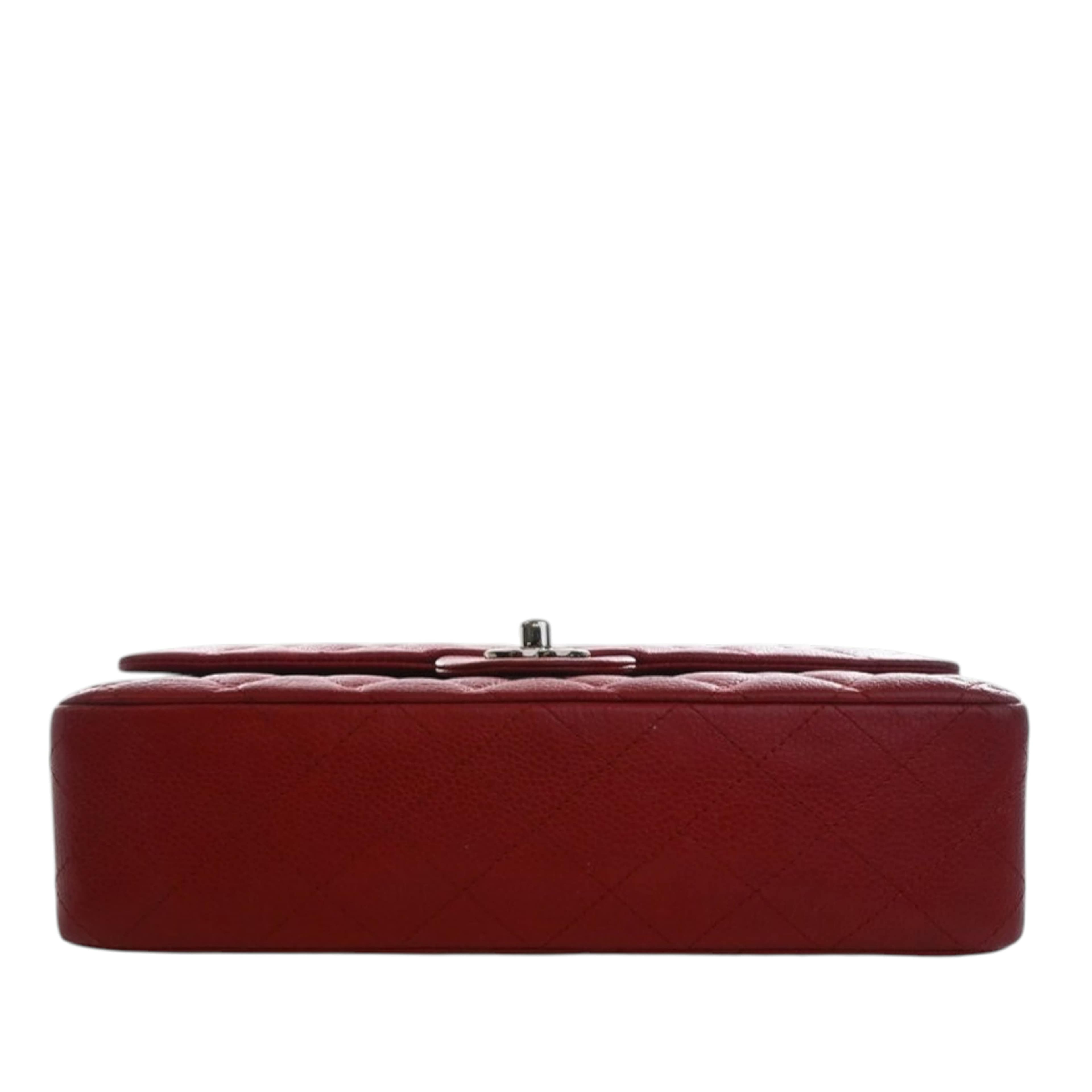 Chanel Medium Classic Caviar Double Flap, från Luxclusif, i färgen dark red. Klicka för att öppna bilden i stort format