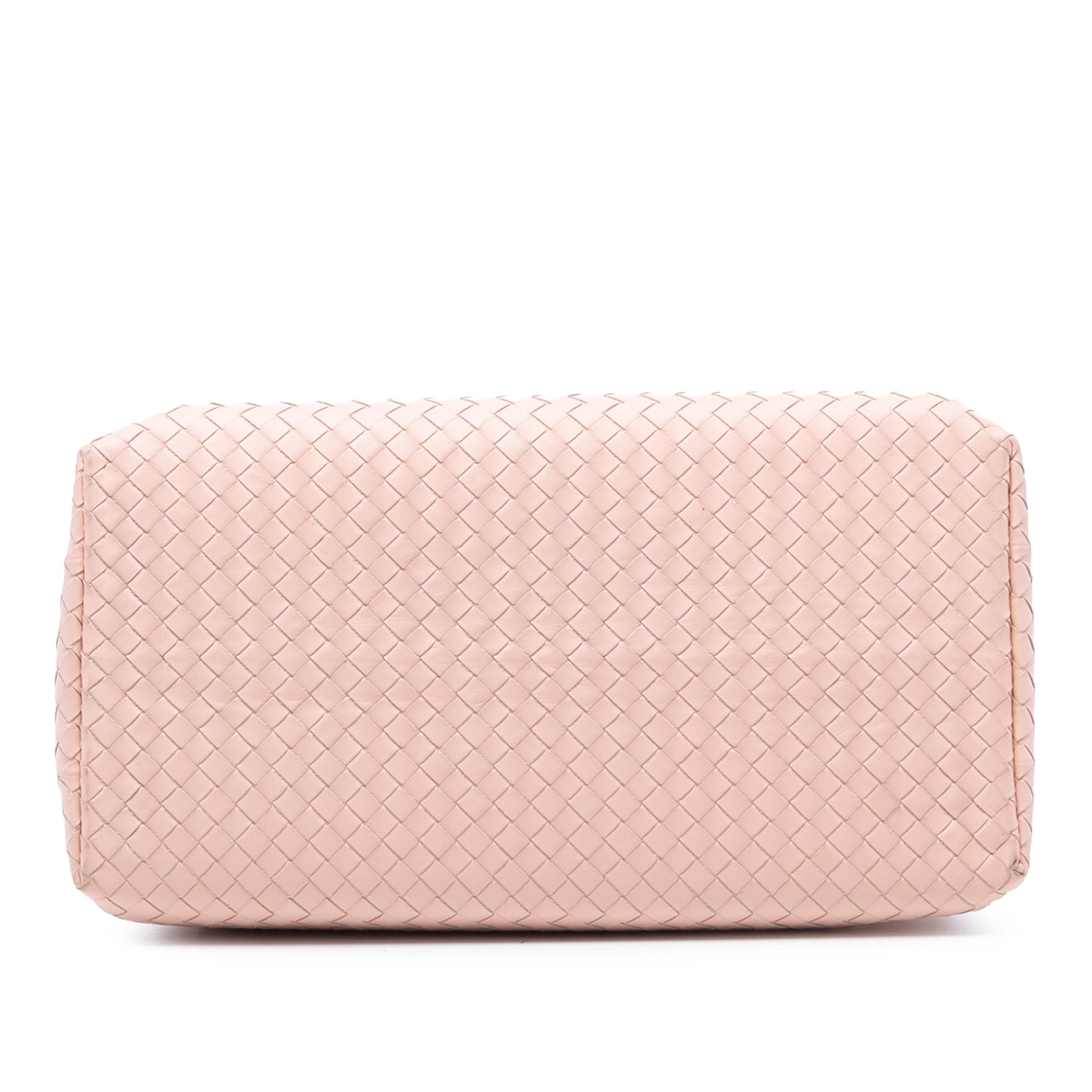 Bottega Veneta Medium Nappa Intrecciato Roma Tote, från Luxclusif, i färgen salmon. Klicka för att öppna bilden i stort format