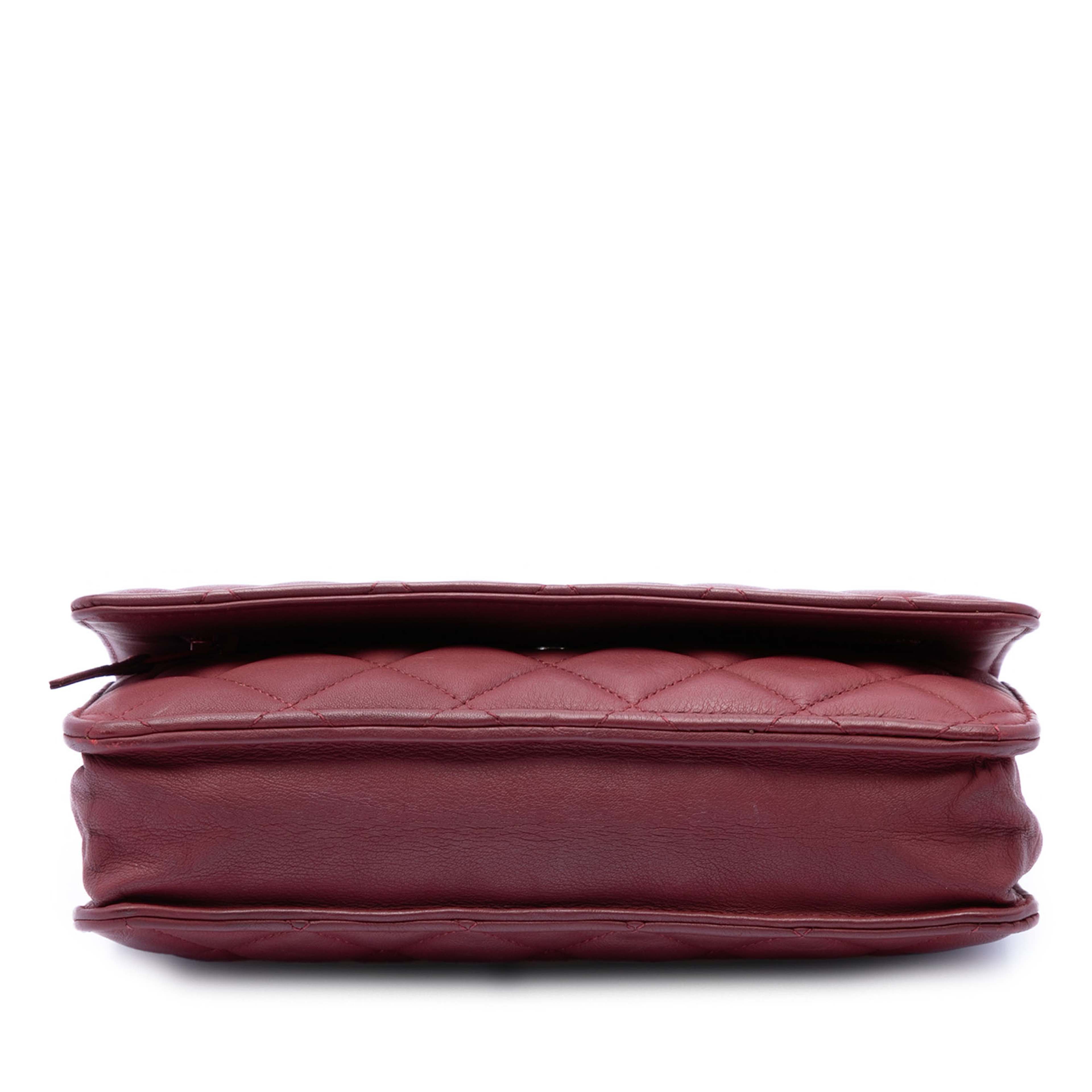 Chanel Cc Quilted Lambskin Wallet On Chain, från Luxclusif, i färgen burgundy. Klicka för att öppna bilden i stort format