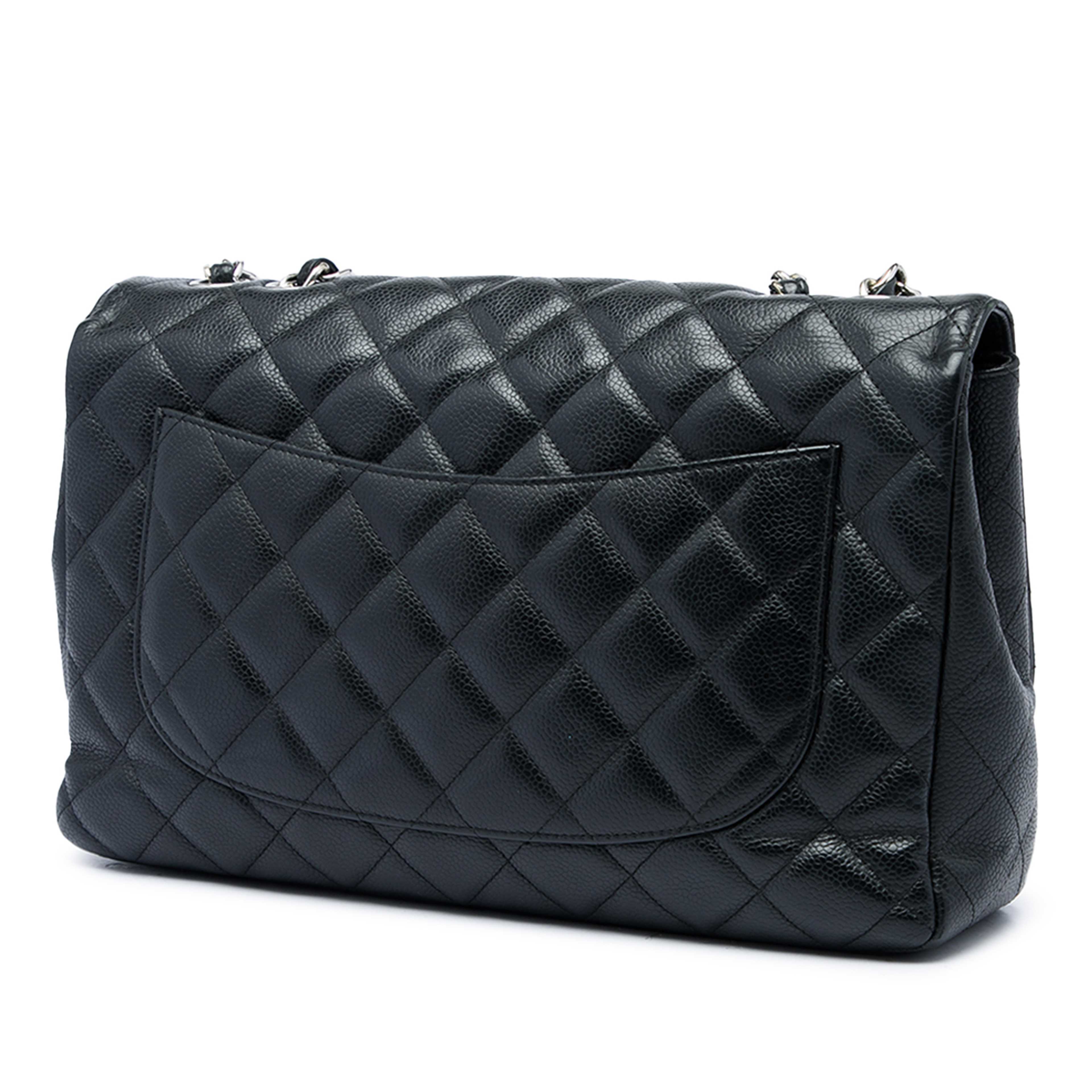 Chanel Jumbo Classic Caviar Single Flap, från Luxclusif, i färgen svart. Klicka för att öppna bilden i stort format
