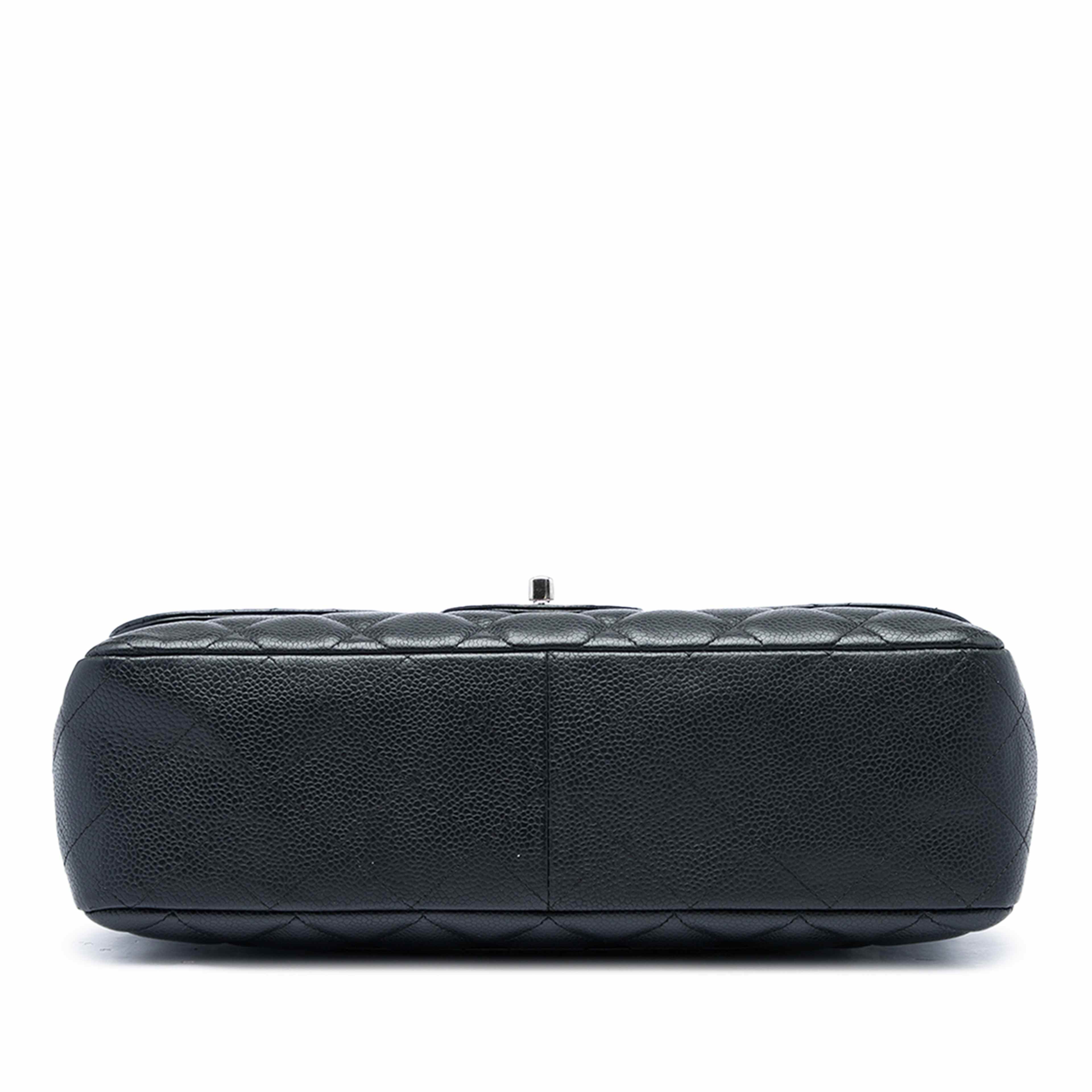 Chanel Jumbo Classic Caviar Single Flap, från Luxclusif, i färgen svart. Klicka för att öppna bilden i stort format