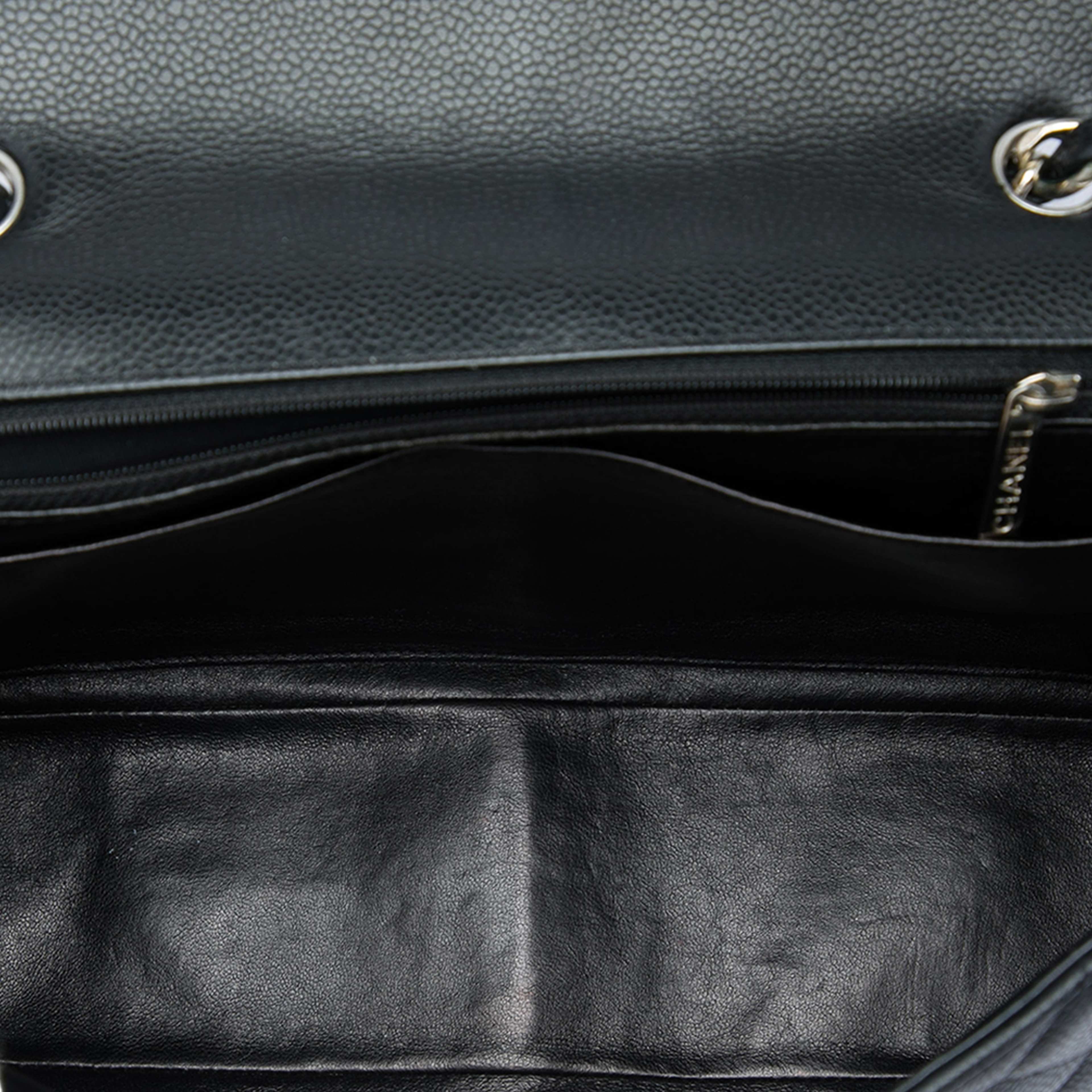 Chanel Jumbo Classic Caviar Single Flap, från Luxclusif, i färgen svart. Klicka för att öppna bilden i stort format