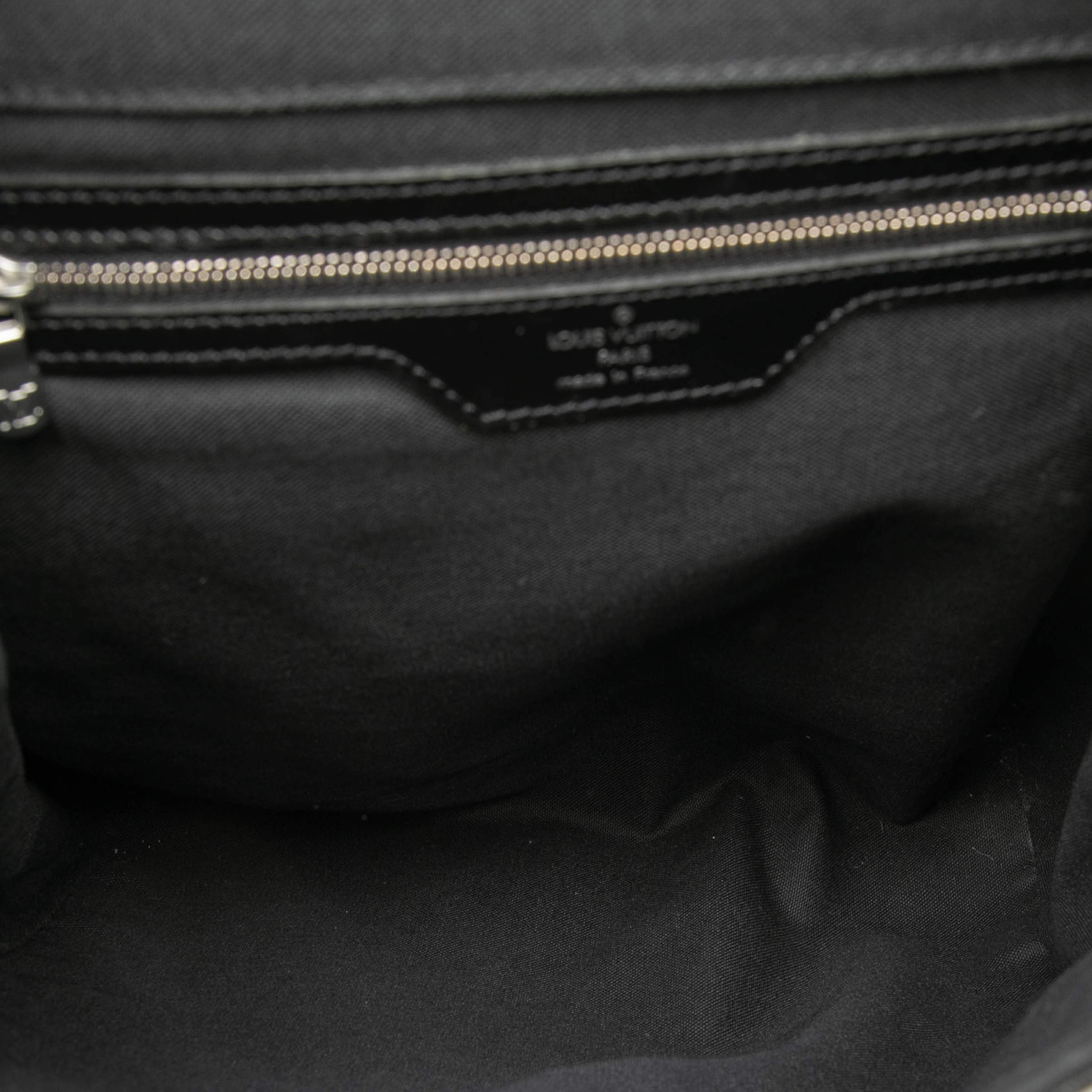 Louis Vuitton Taiga Cassiar, från Luxclusif, i färgen black. Klicka för att öppna bilden i stort format