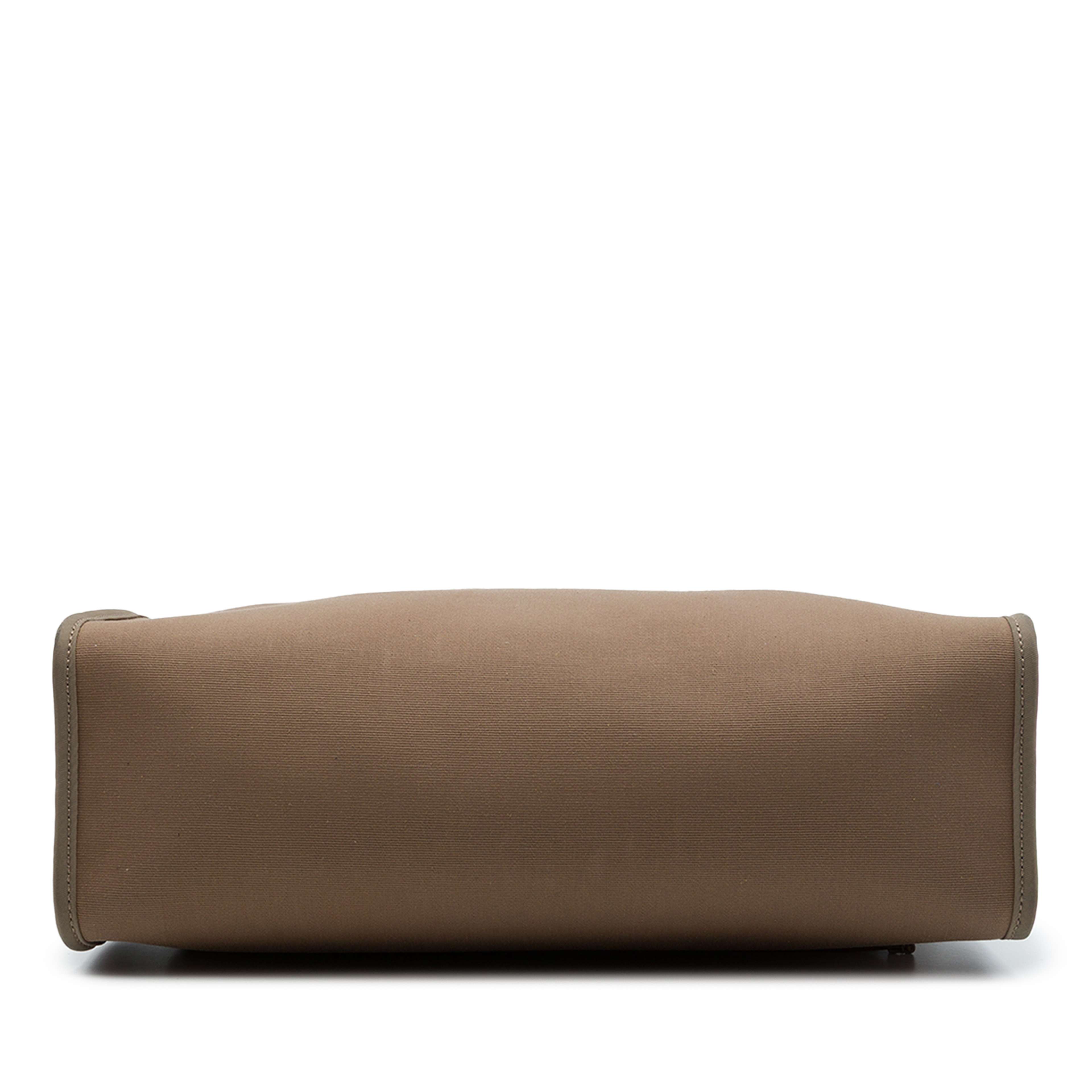 Hermès Toile Herbag Zip 31, från Luxclusif, i färgen brun. Klicka för att öppna bilden i stort format
