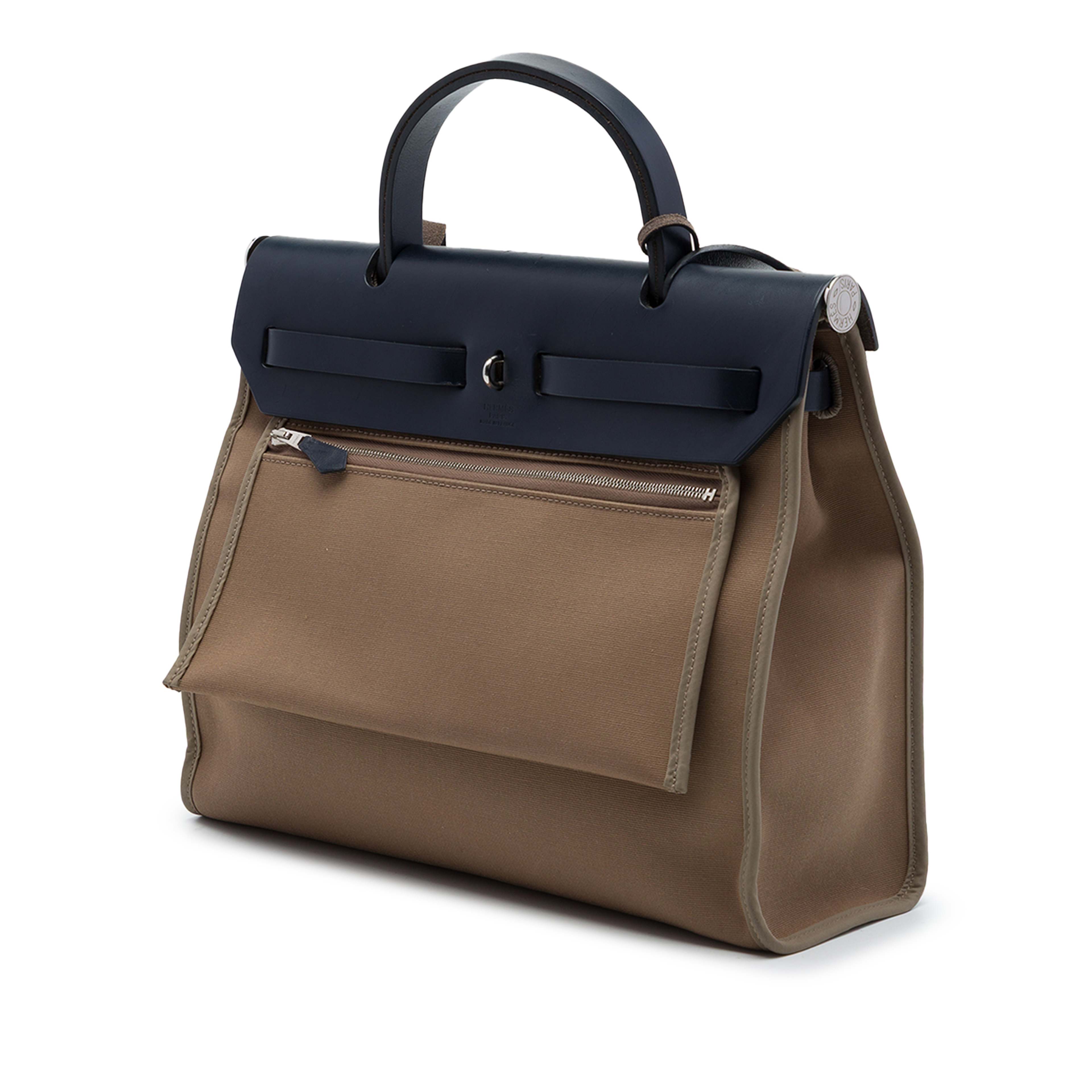 Hermès Toile Herbag Zip 31, från Luxclusif, i färgen brun. Klicka för att öppna bilden i stort format