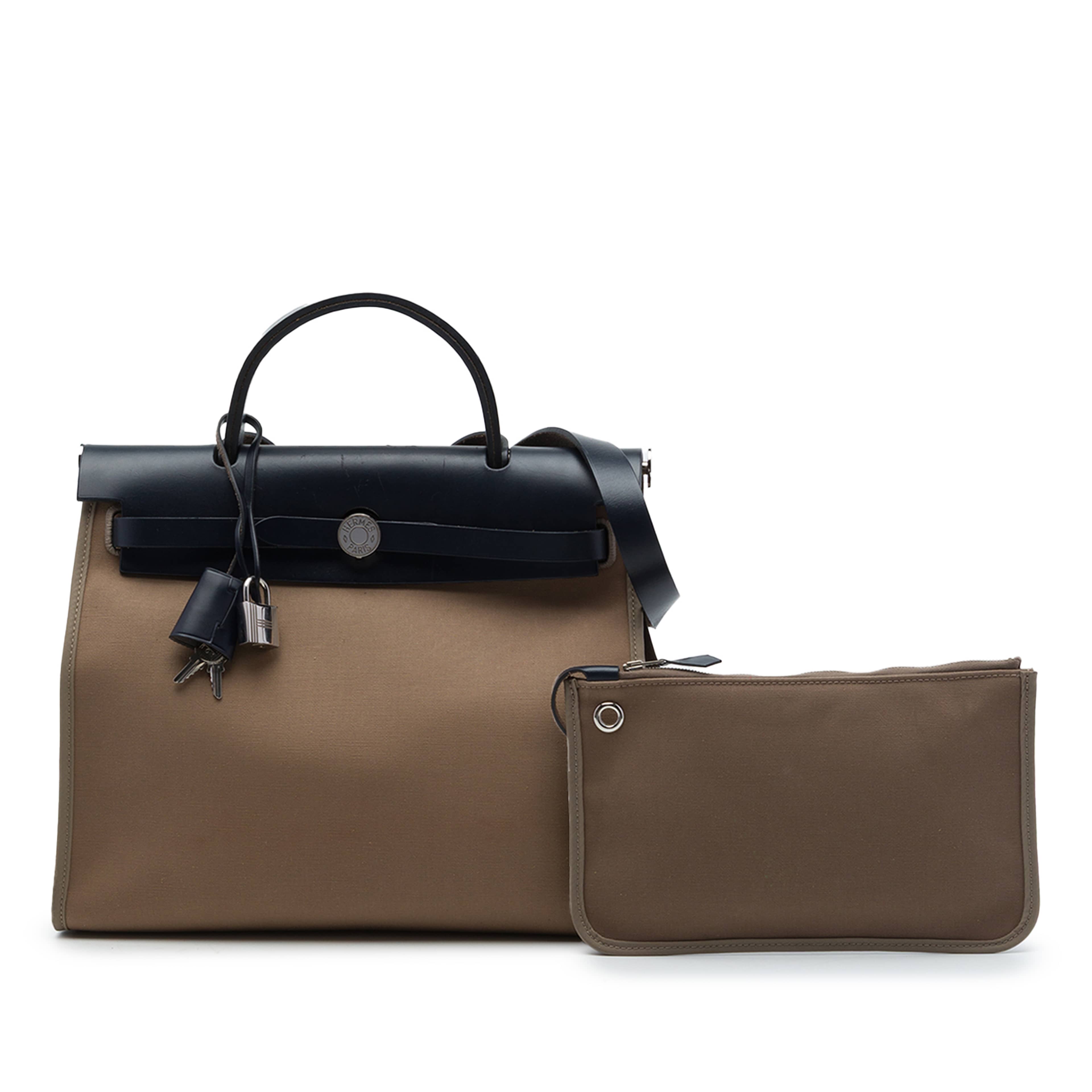 Hermès Toile Herbag Zip 31, från Luxclusif, i färgen brun. Klicka för att öppna bilden i stort format