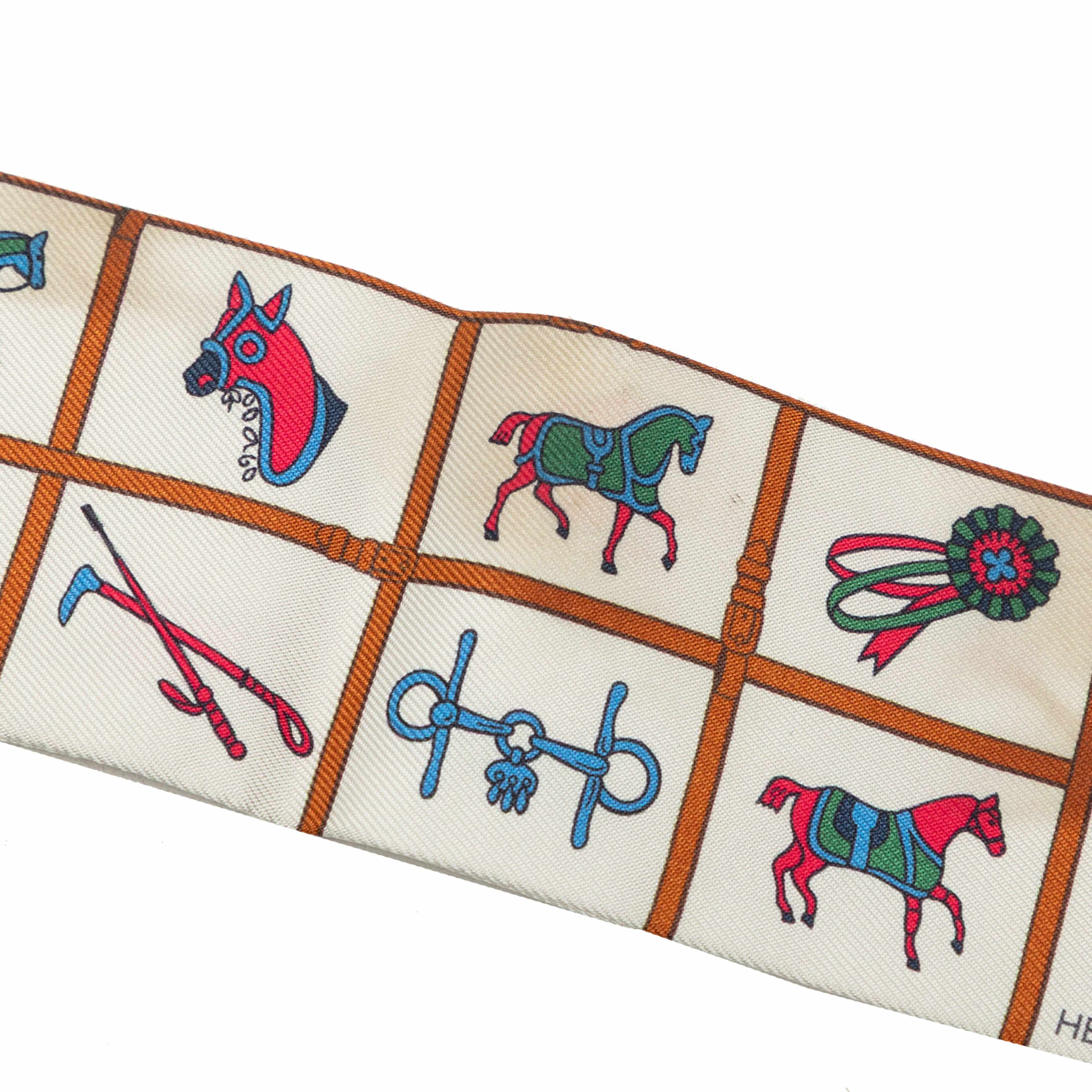 Hermès Couvertures Et Tenues De Jour Silk Twilly Scarf, från Luxclusif, i färgen vit. Klicka för att öppna bilden i stort format
