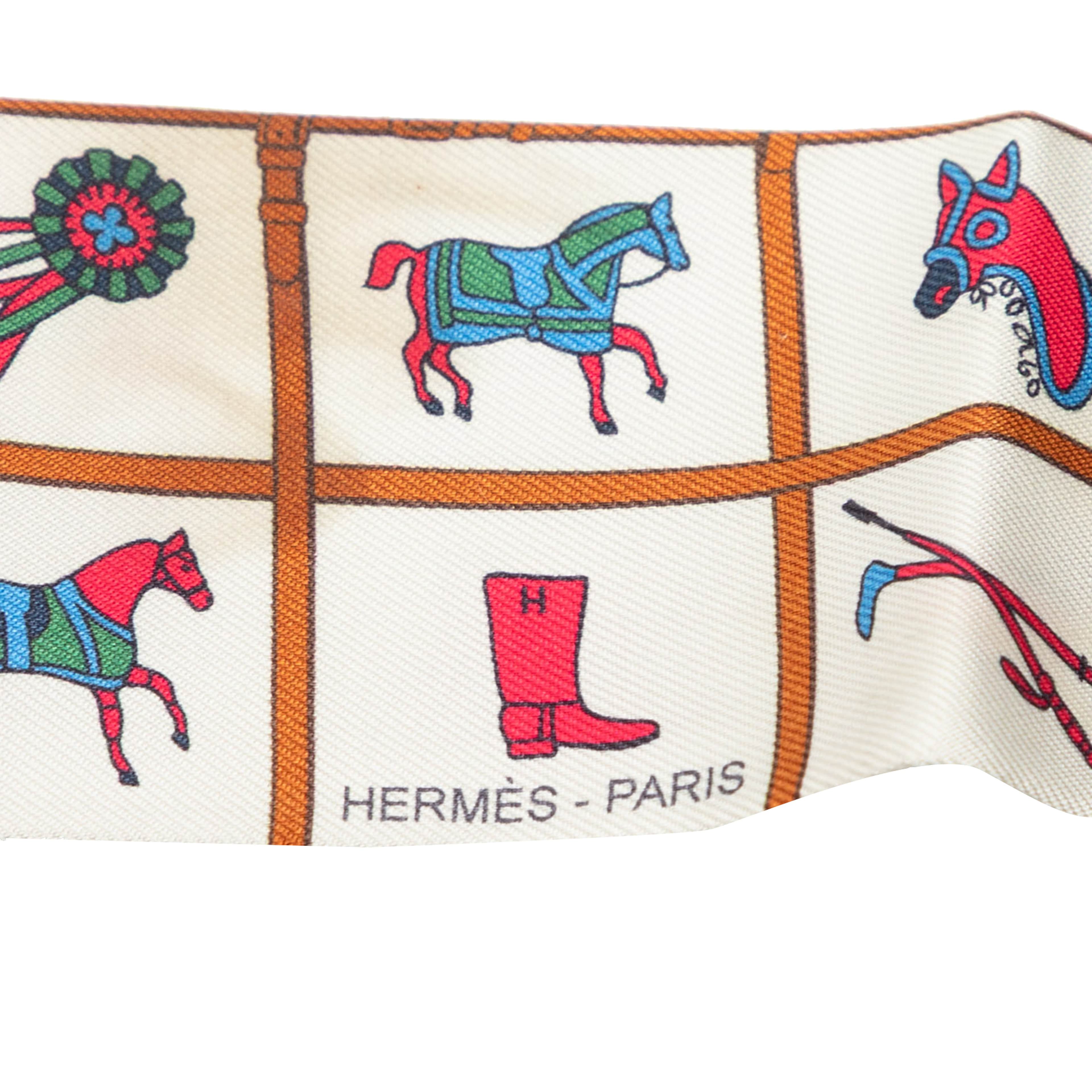 Hermès Couvertures Et Tenues De Jour Silk Twilly Scarf, från Luxclusif, i färgen vit. Klicka för att öppna bilden i stort format