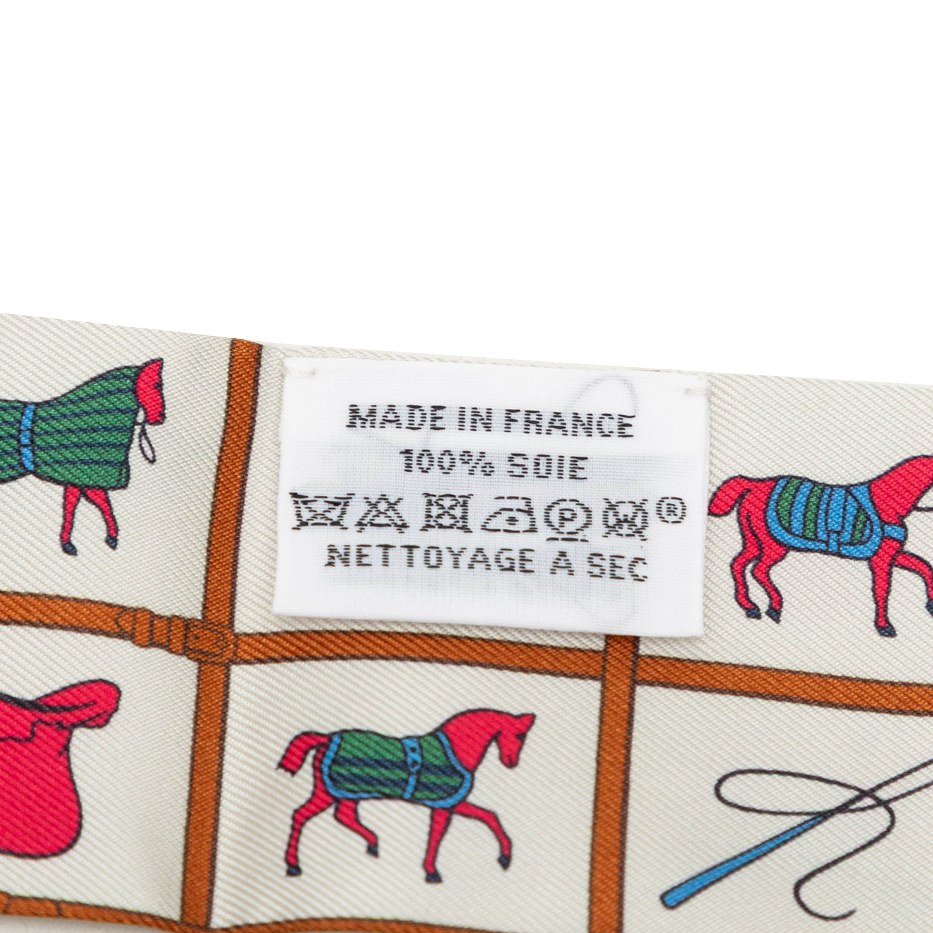 Hermès Couvertures Et Tenues De Jour Silk Twilly Scarf, från Luxclusif, i färgen vit. Klicka för att öppna bilden i stort format