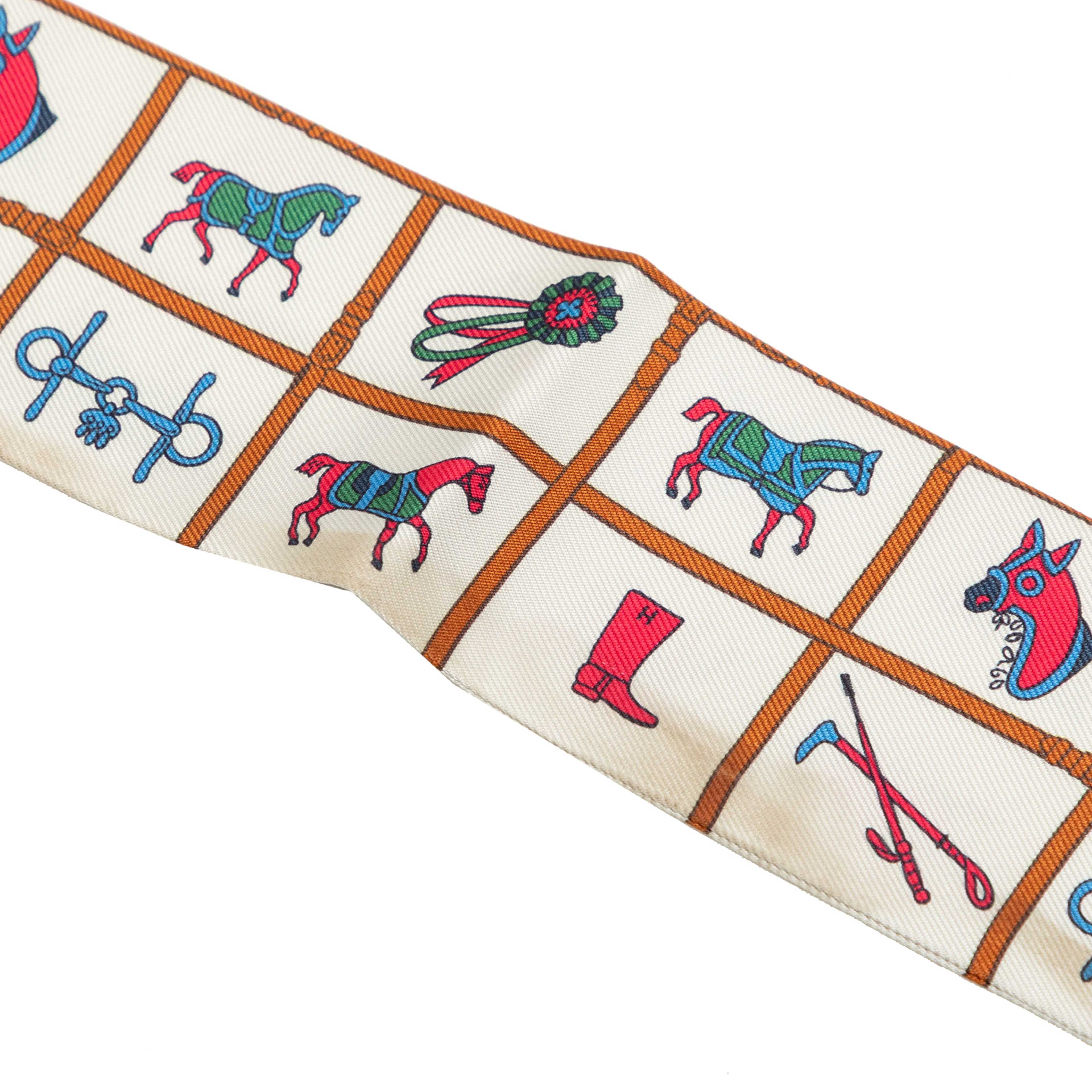 Hermès Couvertures Et Tenues De Jour Silk Twilly Scarf, från Luxclusif, i färgen vit. Klicka för att öppna bilden i stort format