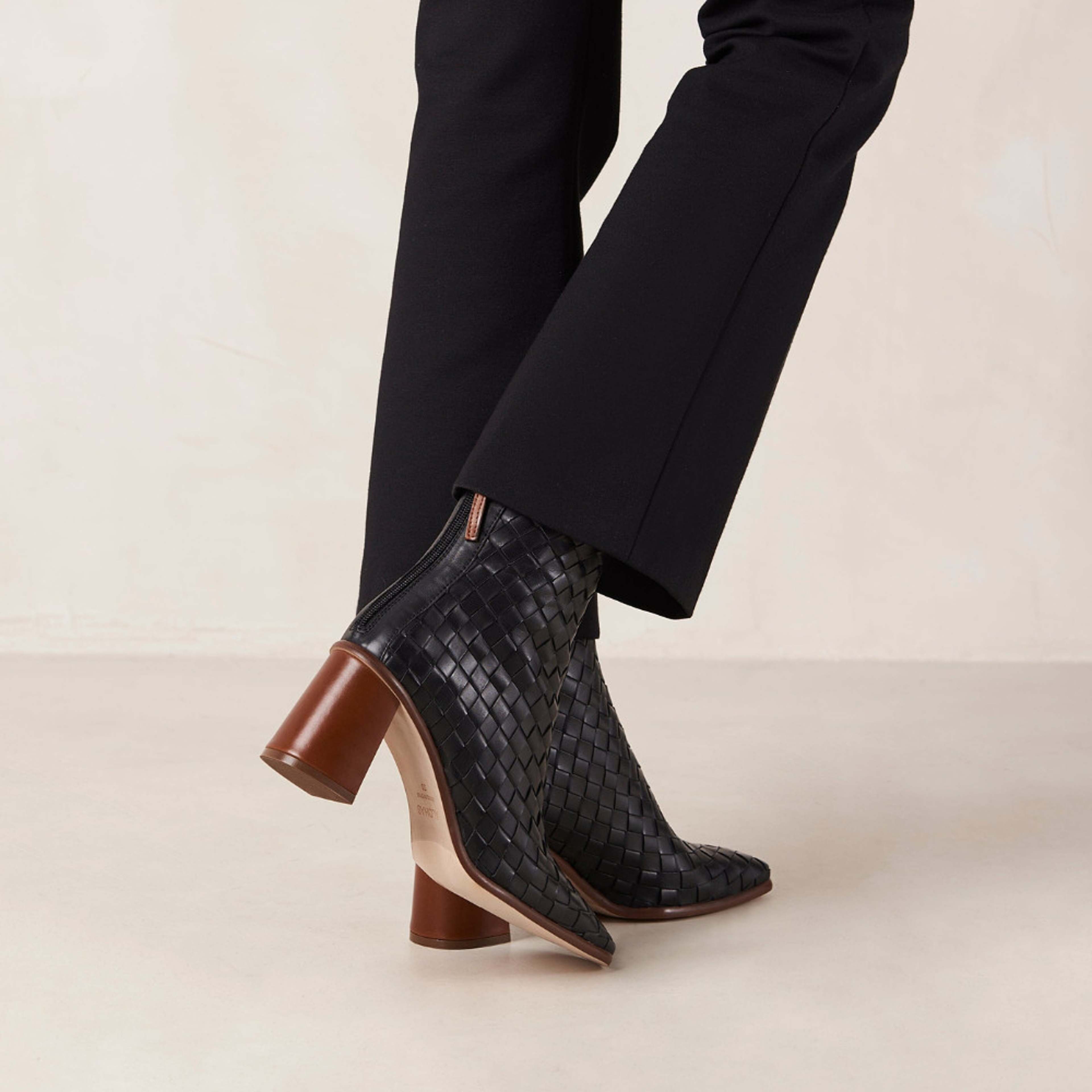 West Braided Black Leather Ankle Boots, från Alohas, i färgen braided black. Klicka för att öppna bilden i stort format