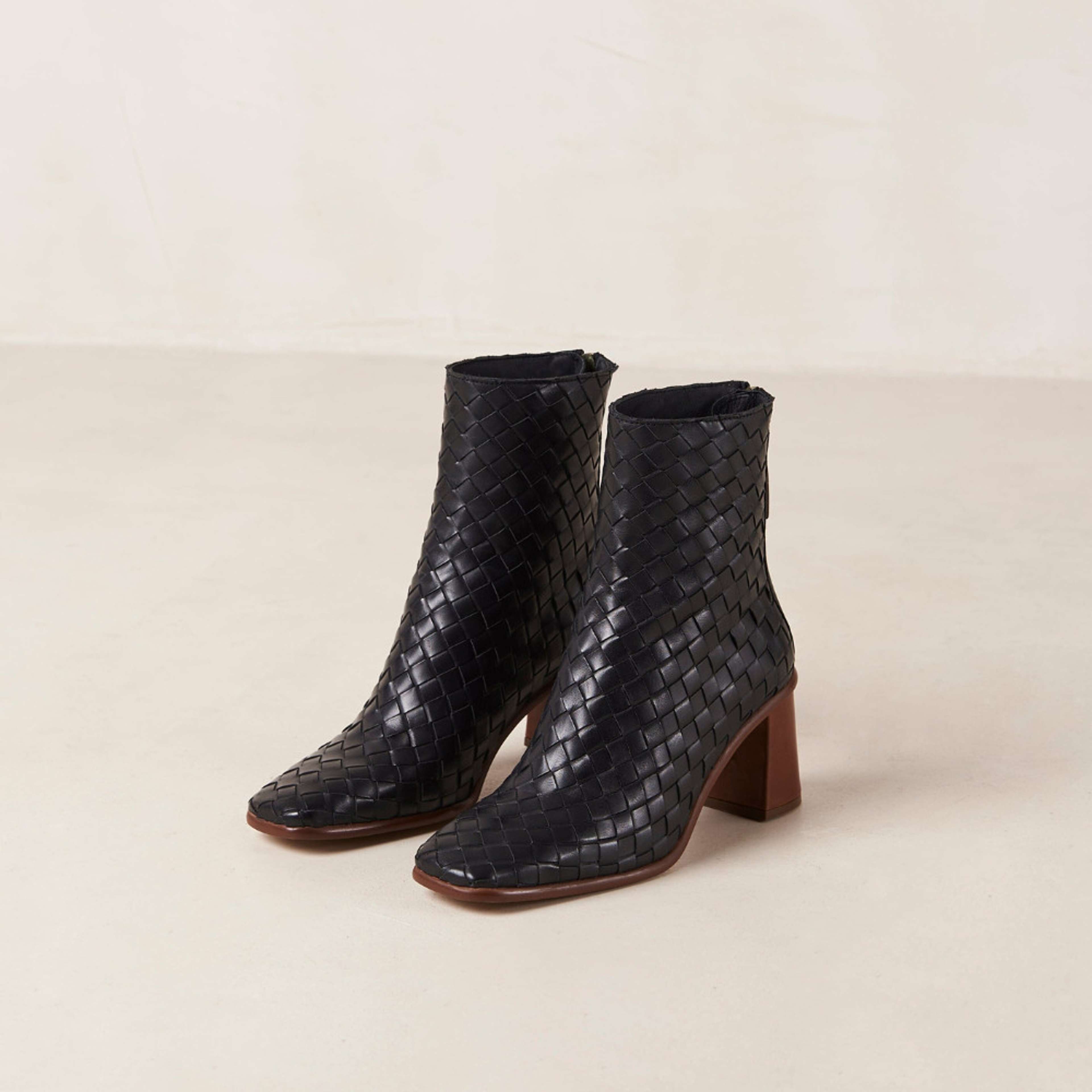 West Braided Black Leather Ankle Boots, från Alohas, i färgen braided black. Klicka för att öppna bilden i stort format