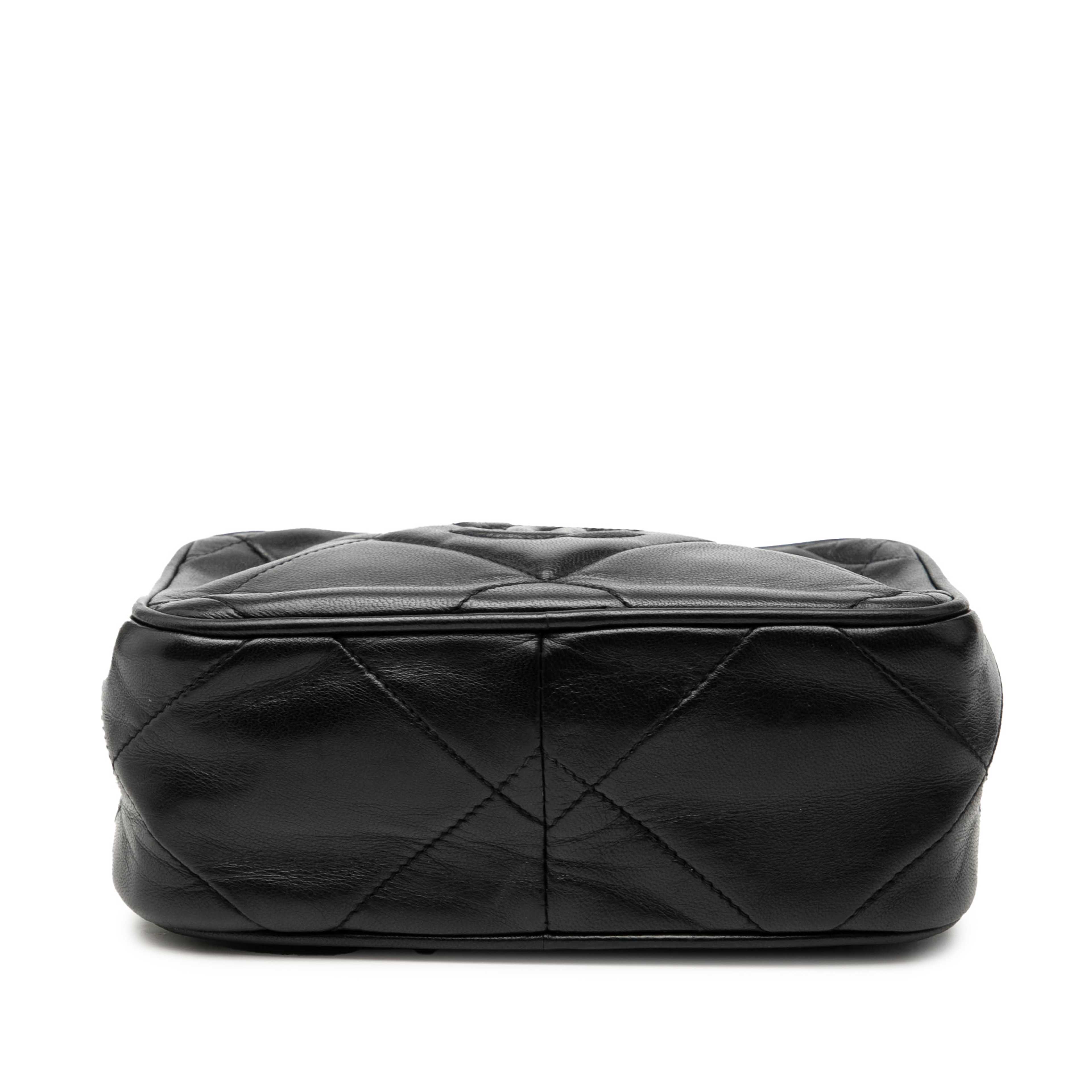 Chanel Cc Quilted Lambskin Tassel Camera Bag, från Luxclusif, i färgen black. Klicka för att öppna bilden i stort format