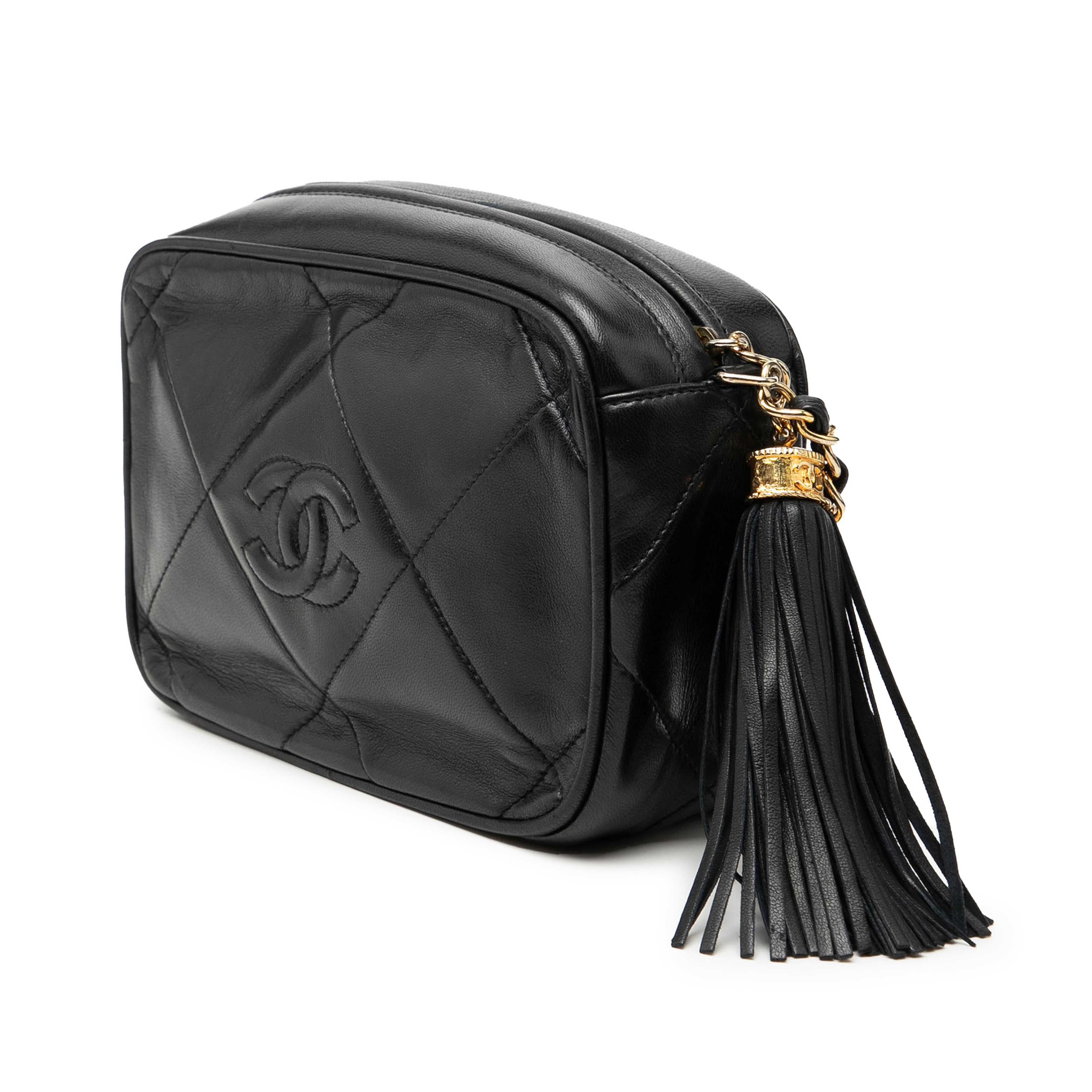 Chanel Cc Quilted Lambskin Tassel Camera Bag, från Luxclusif, i färgen svart. Klicka för att öppna bilden i stort format