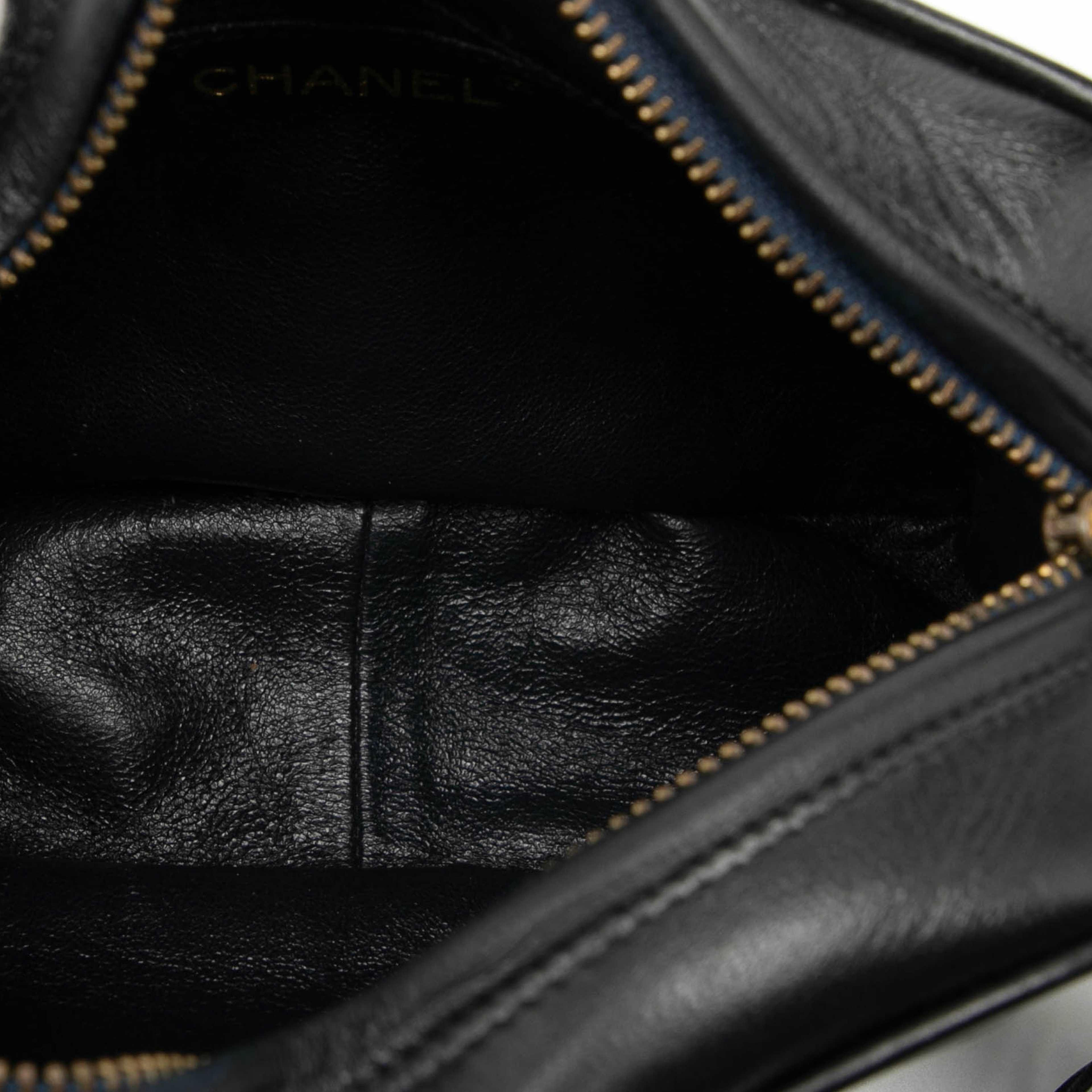 Chanel Cc Quilted Lambskin Tassel Camera Bag, från Luxclusif, i färgen black. Klicka för att öppna bilden i stort format