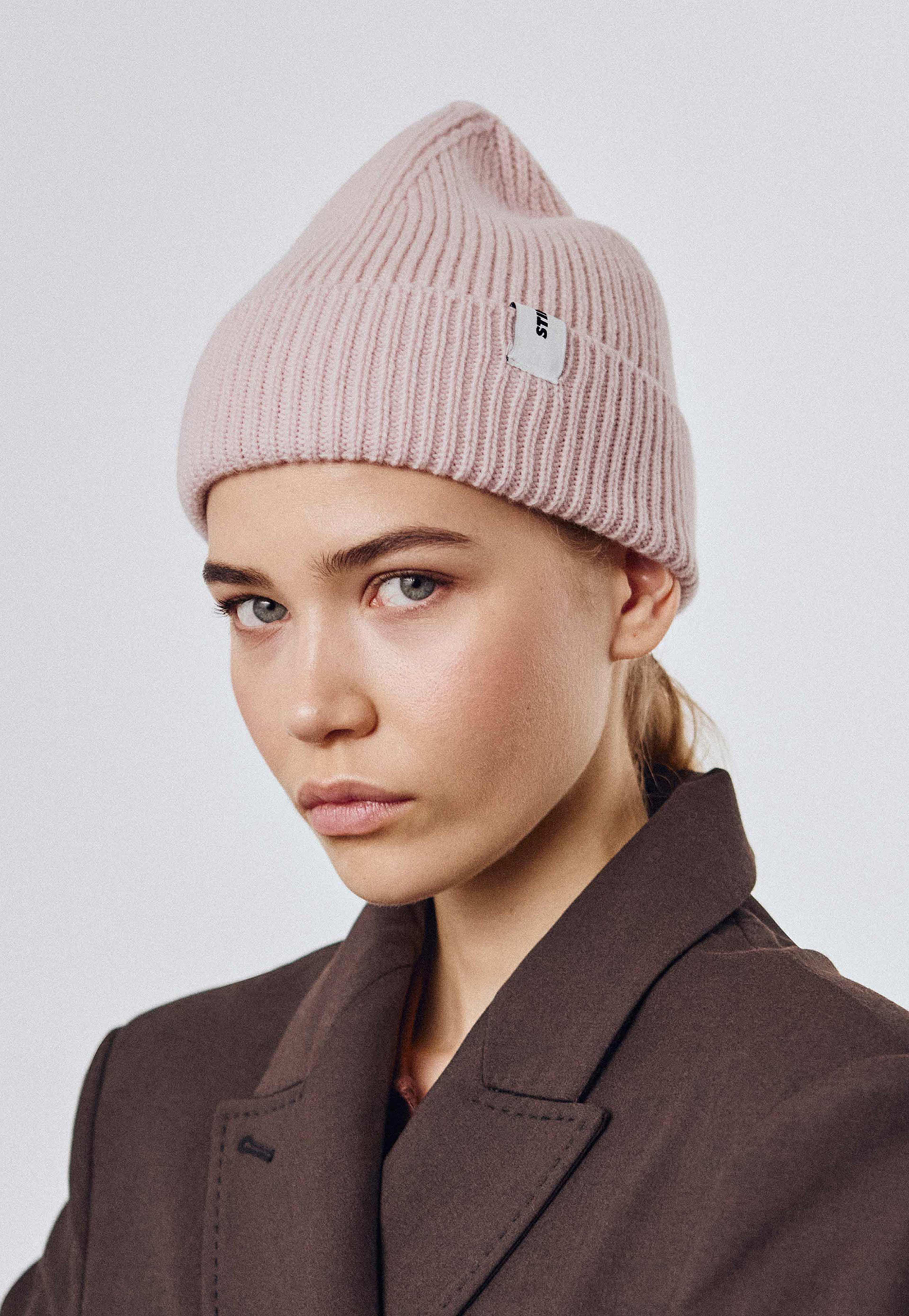 Beanie 02 Merino Regular Fit, från Stiksen, i färgen pink. Klicka för att öppna bilden i stort format