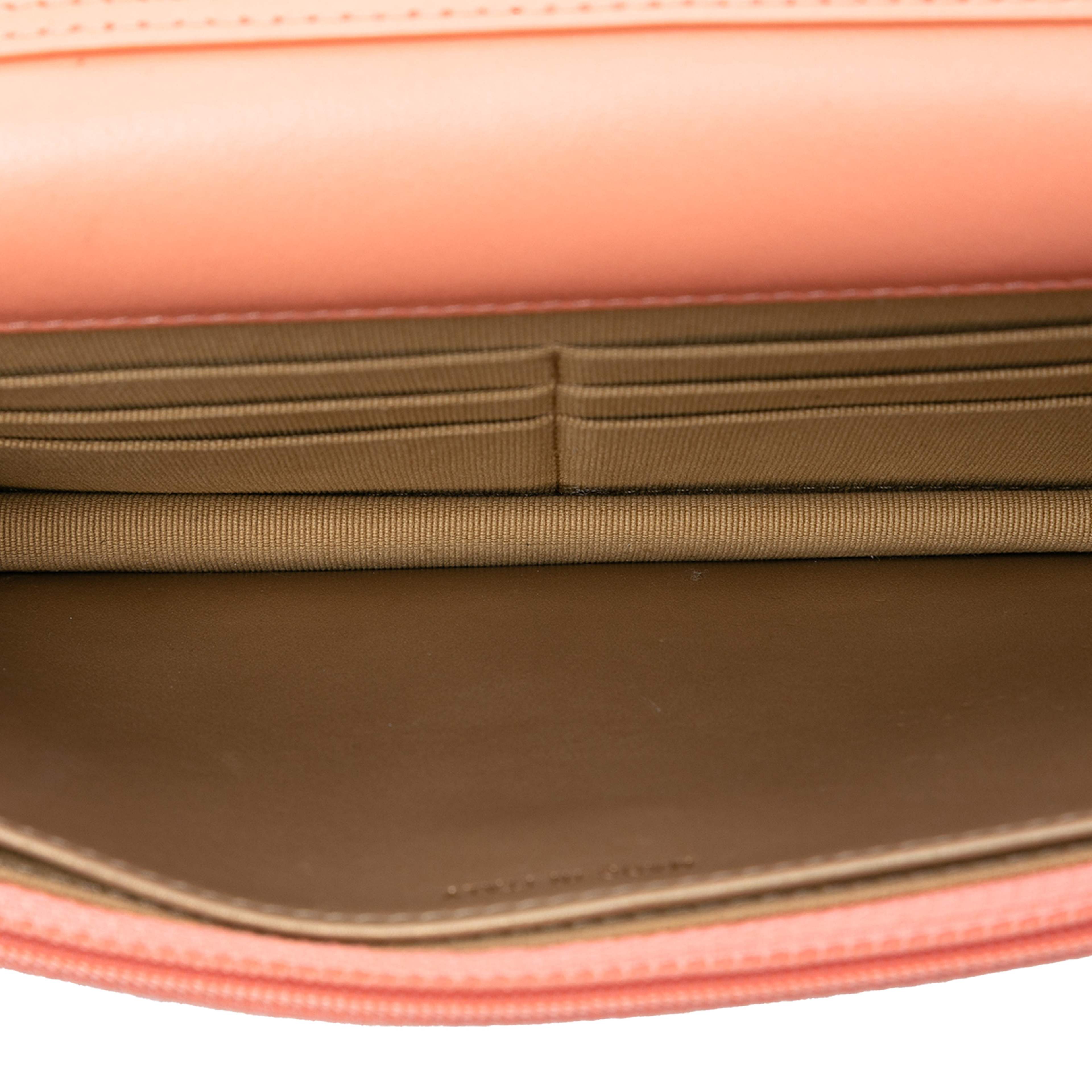 Chanel Cc Quilted Lambskin Pearl Crush Wallet On Chain, från Luxclusif, i färgen peach. Klicka för att öppna bilden i stort format