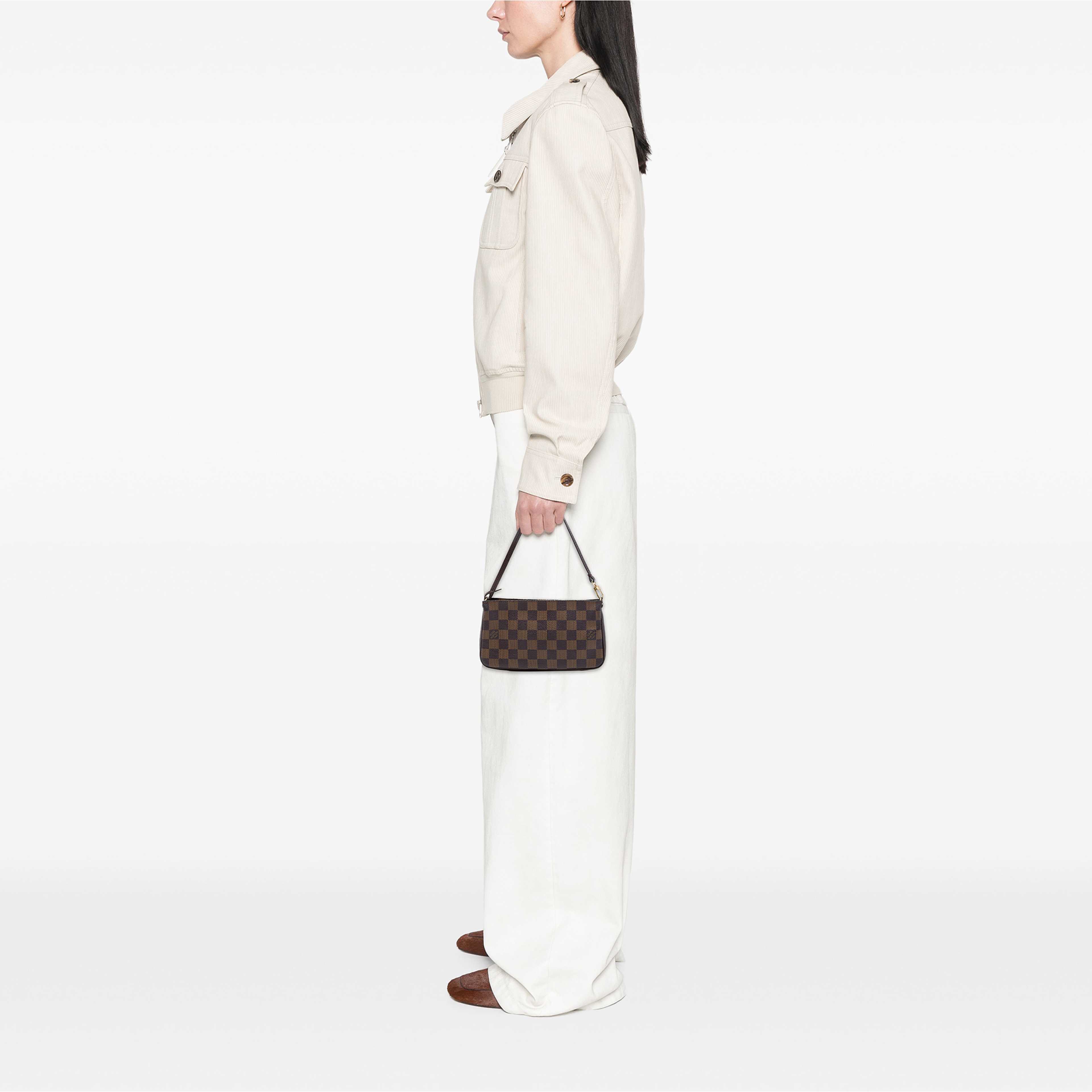 Louis Vuitton Damier Ebene Pochette Accessoires, från Luxclusif, i färgen brun. Klicka för att öppna bilden i stort format