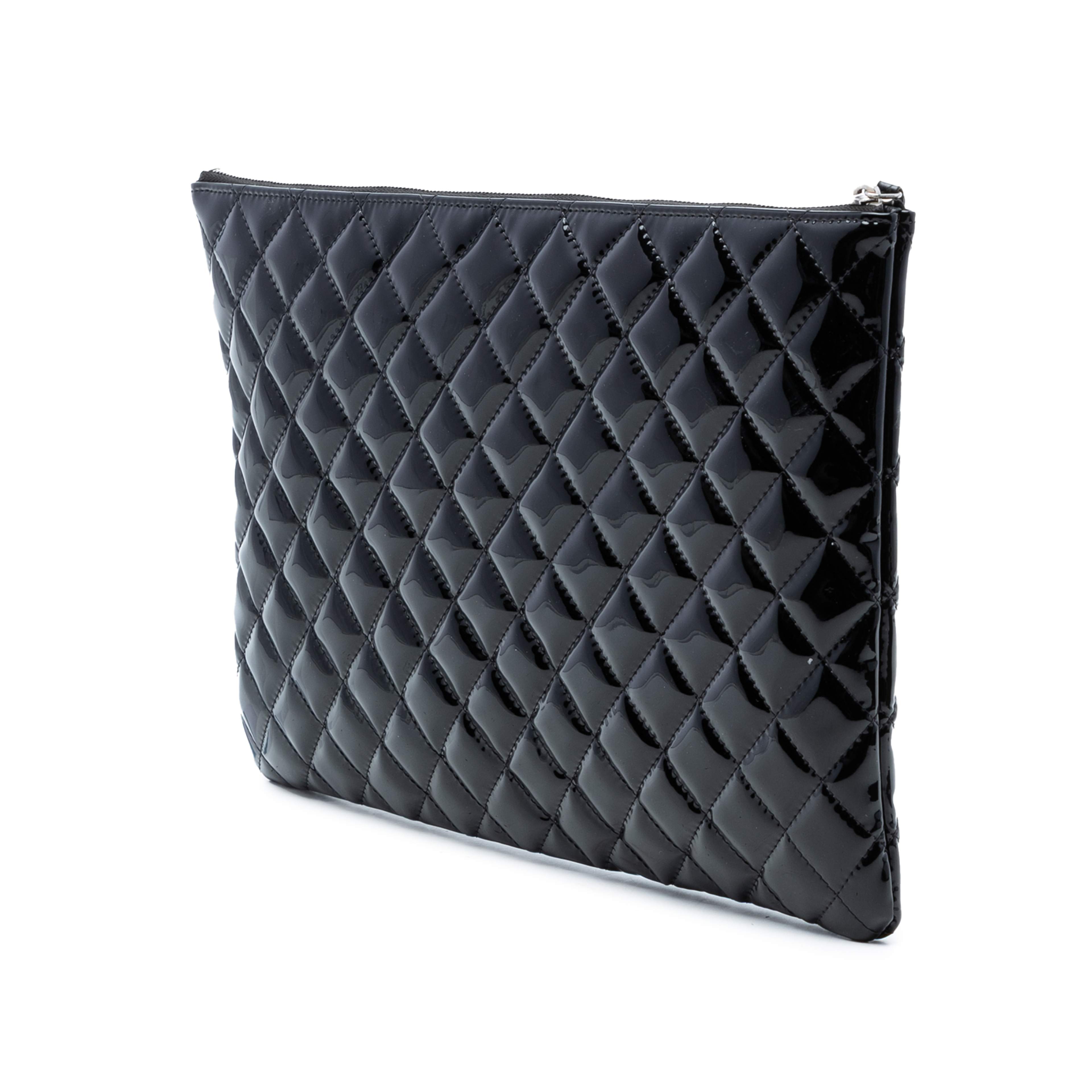 Chanel Large Quilted Patent O Case Clutch, från Luxclusif, i färgen svart. Klicka för att öppna bilden i stort format