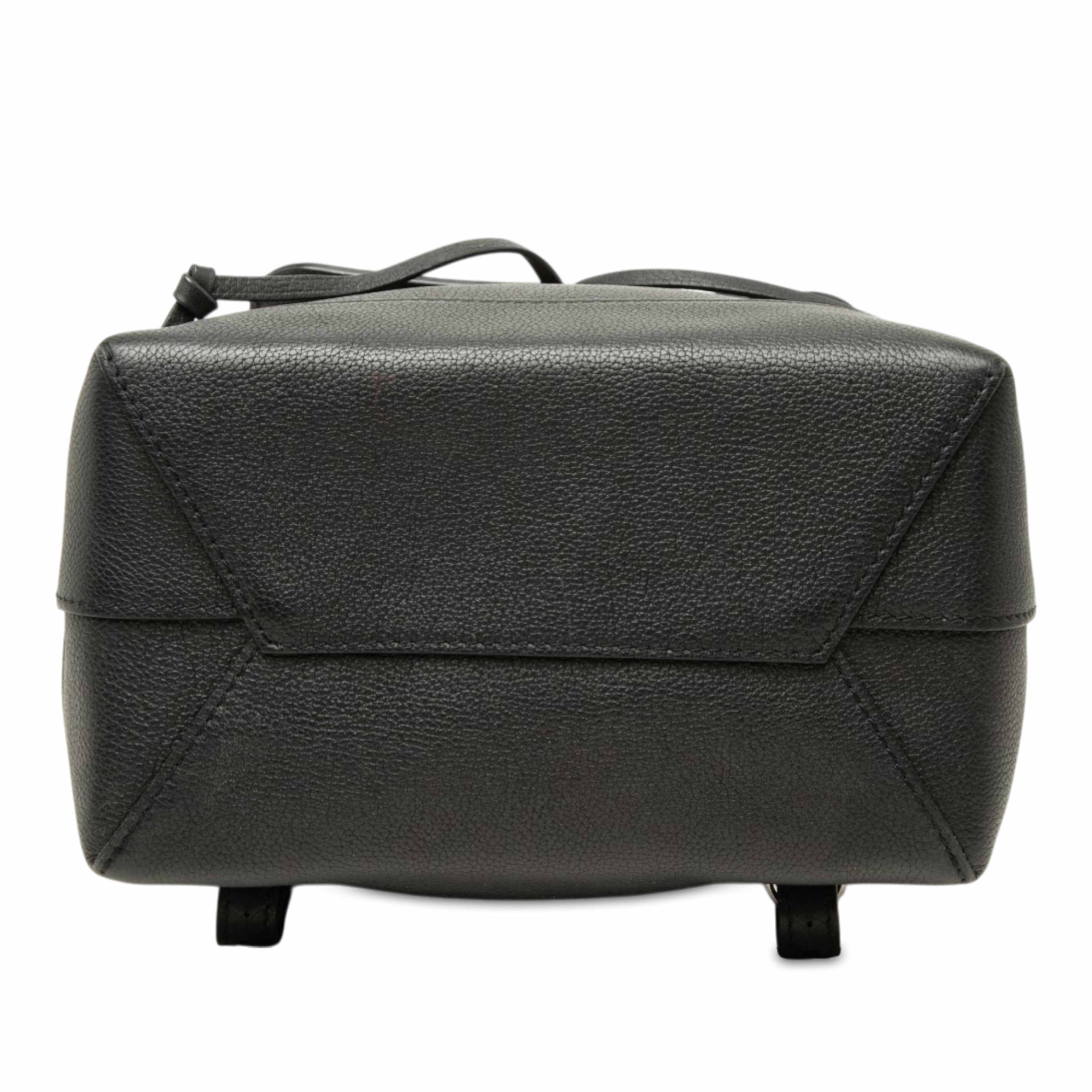 Louis Vuitton Taurillon Lockme Backpack, från Luxclusif, i färgen svart. Klicka för att öppna bilden i stort format