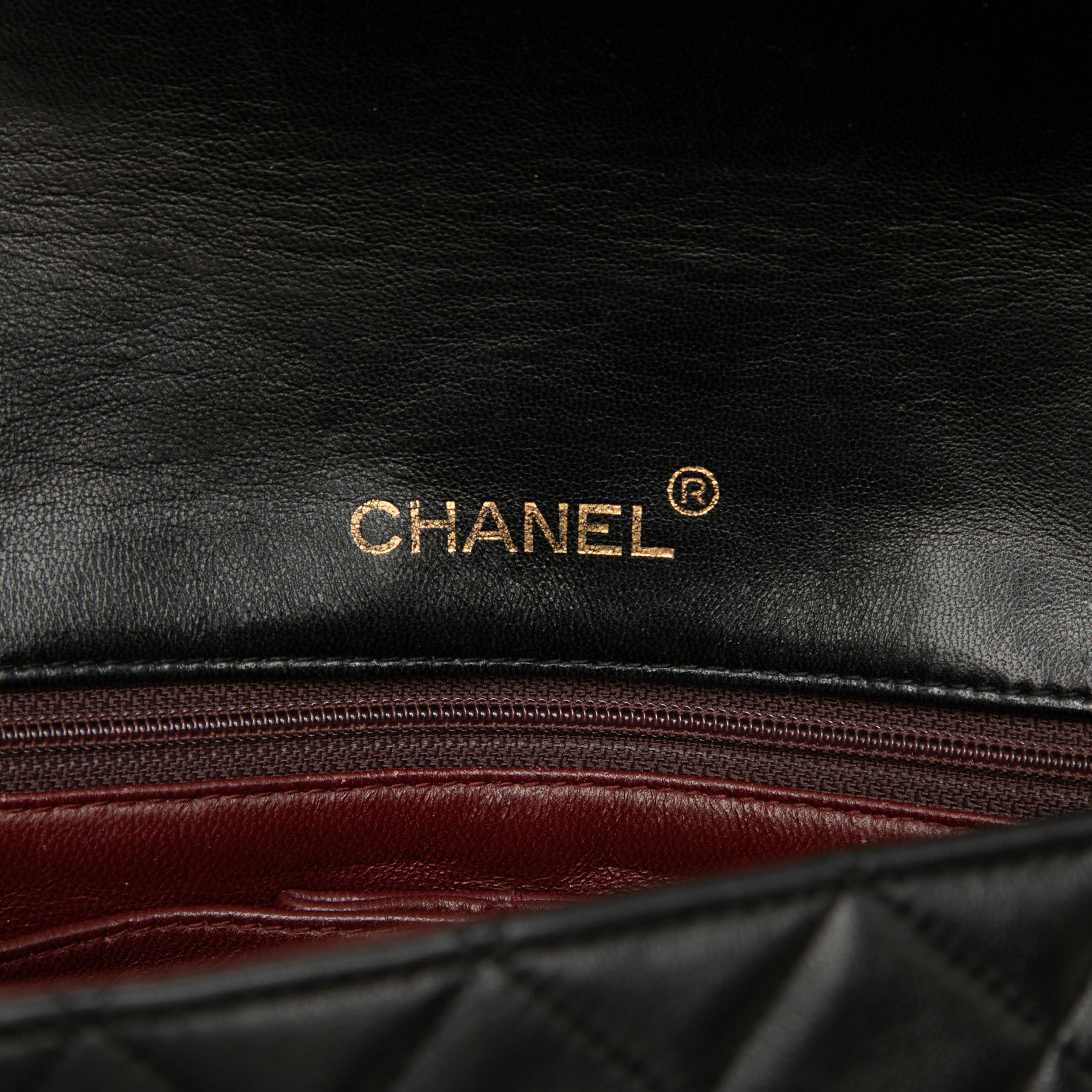 Chanel Medium Quilted Lambskin Full Flap, från Luxclusif, i färgen svart. Klicka för att öppna bilden i stort format