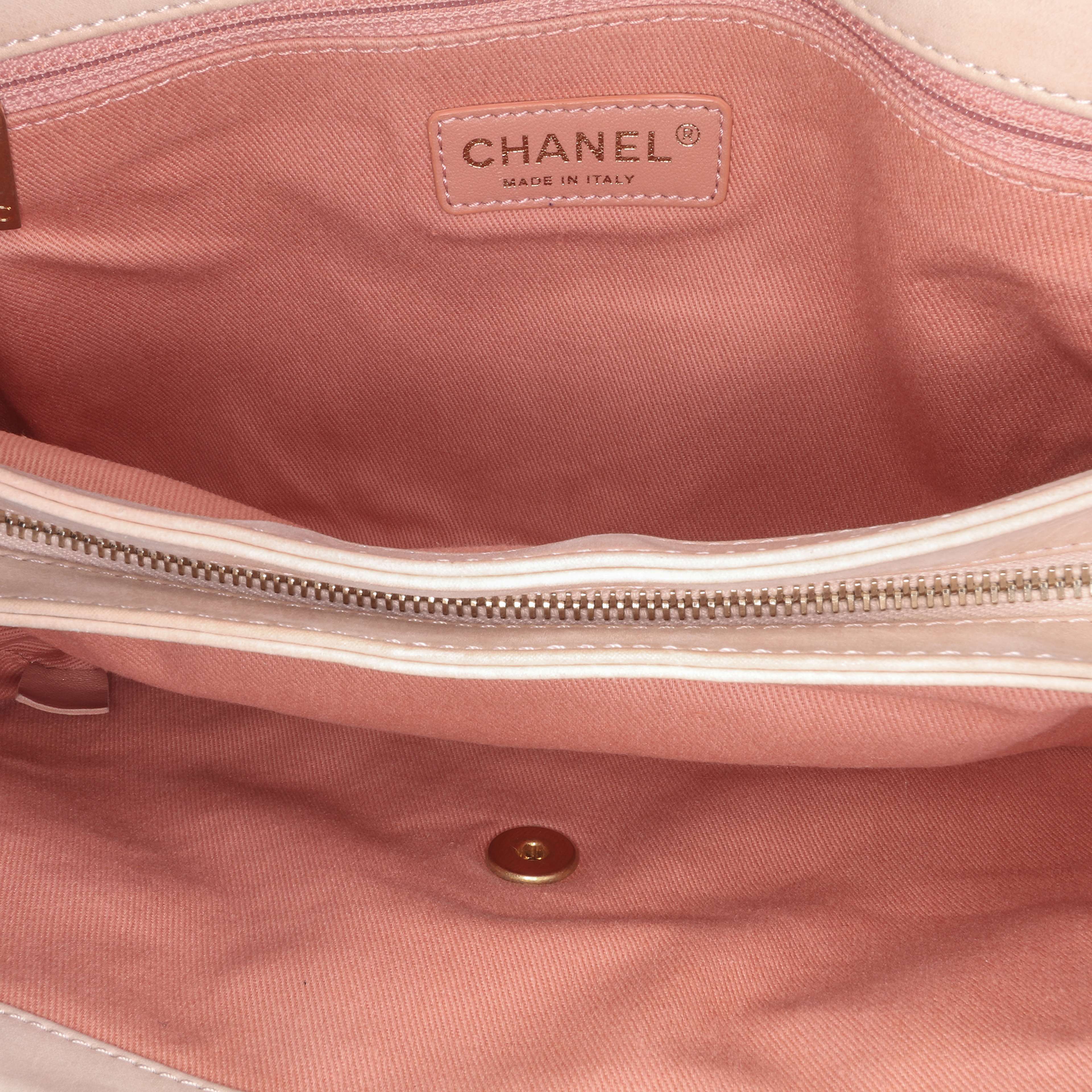 Chanel Jumbo Quilted Calfskin Triple Stitched Flap, från Luxclusif, i färgen beige. Klicka för att öppna bilden i stort format