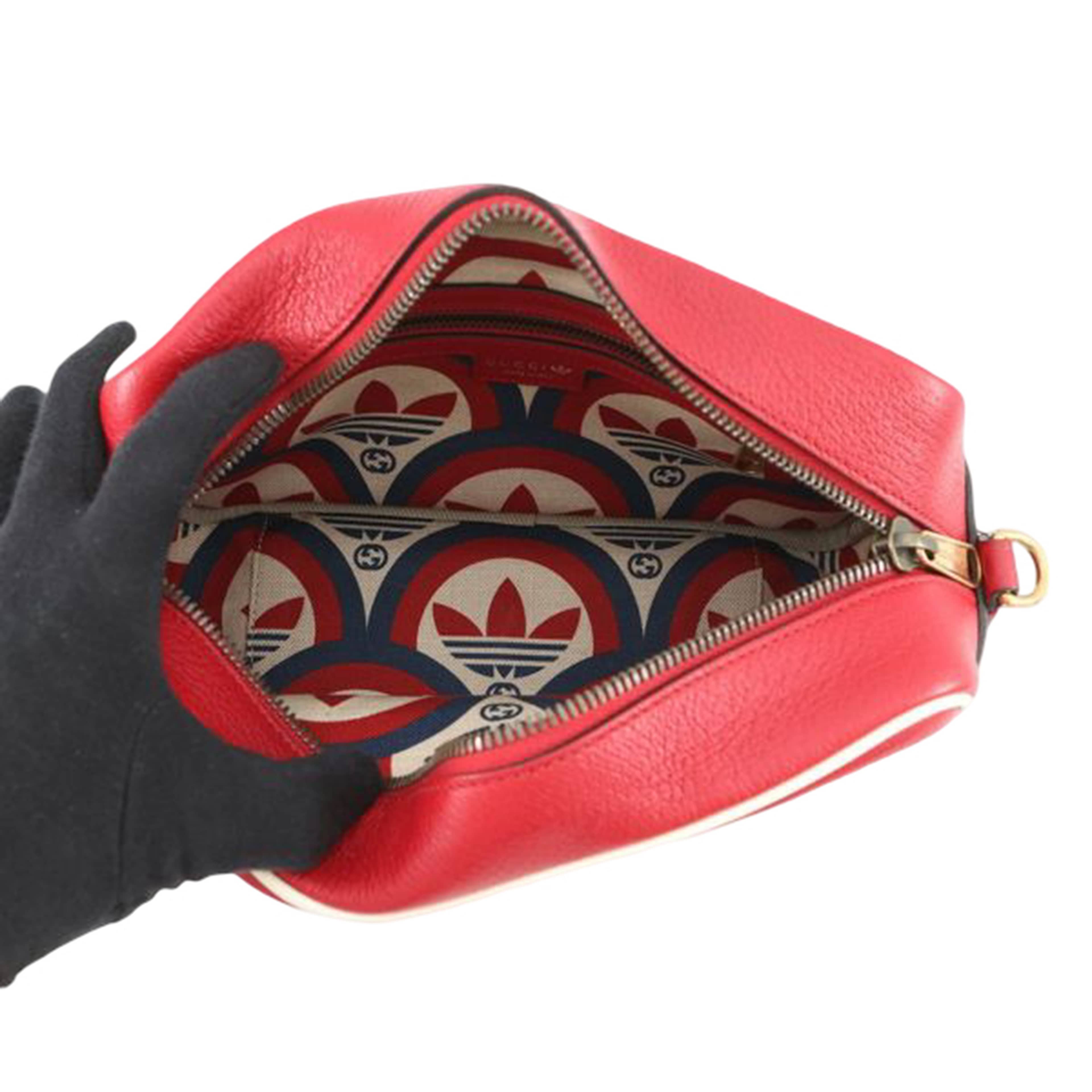 Gucci Adidas Small Leather Web Crossbody, från Luxclusif, i färgen red. Klicka för att öppna bilden i stort format