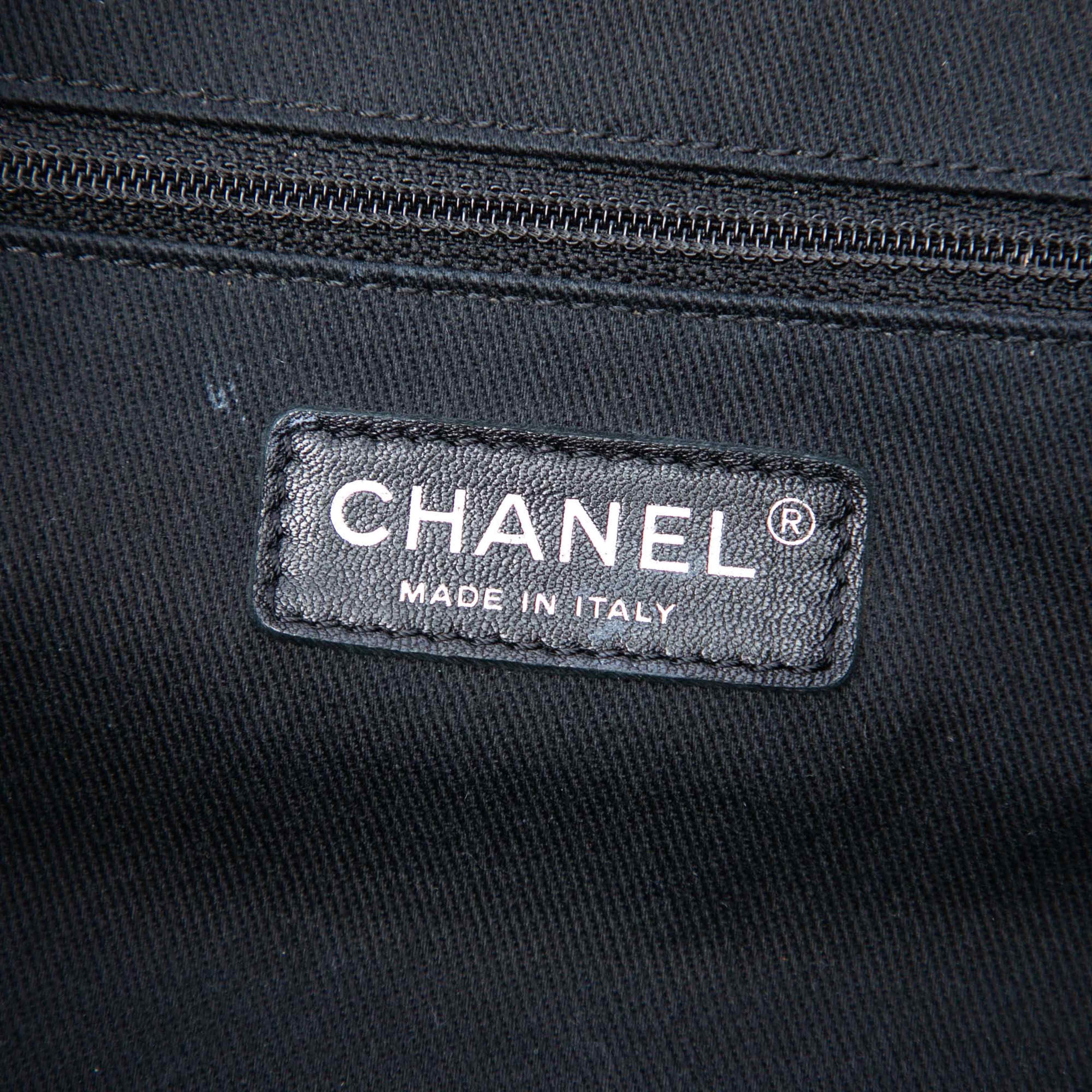 Chanel Perforated Calfskin Up In The Air North South Tote, från Luxclusif, i färgen black. Klicka för att öppna bilden i stort format