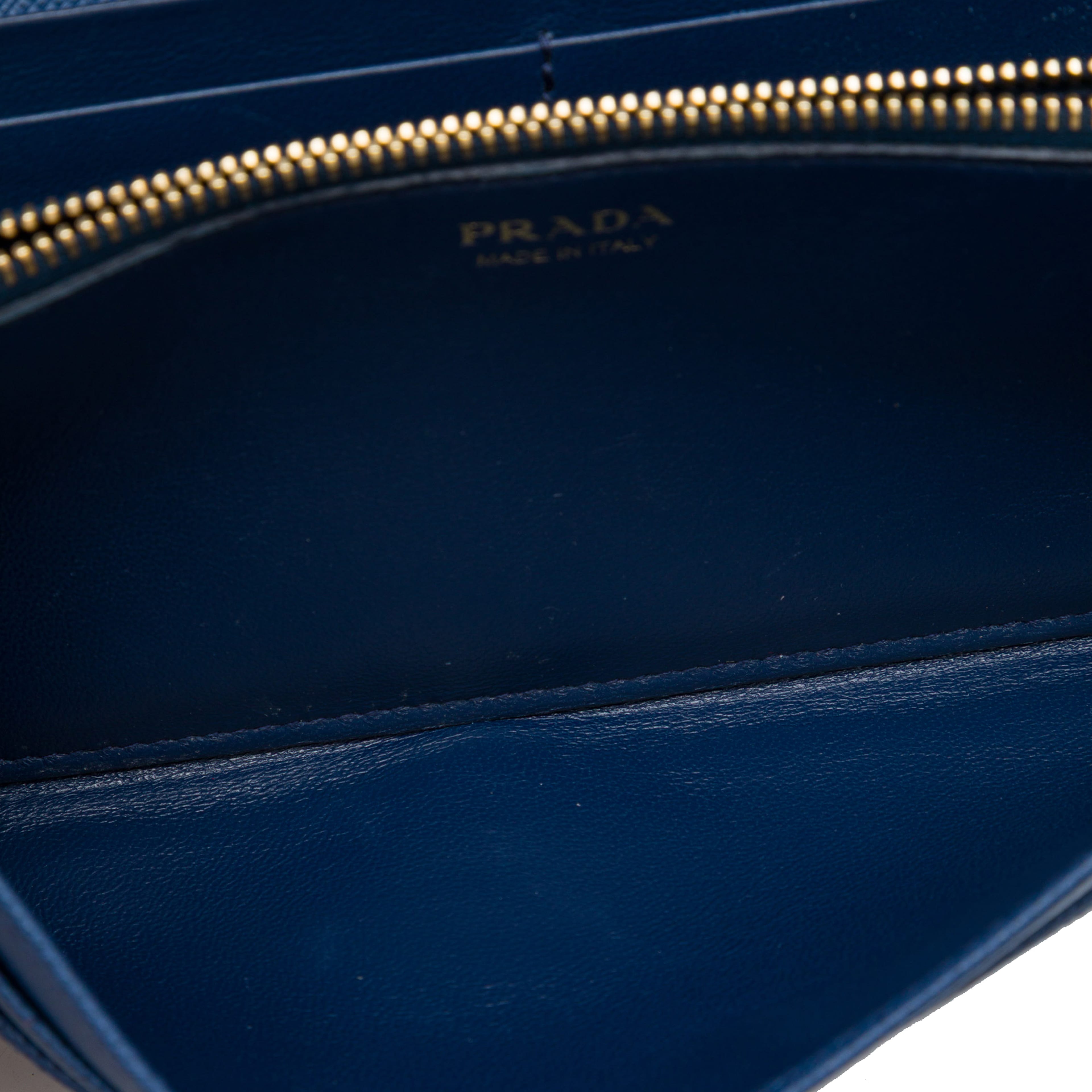 Prada Saffiano Wallet On Chain, från Luxclusif, i färgen blå. Klicka för att öppna bilden i stort format