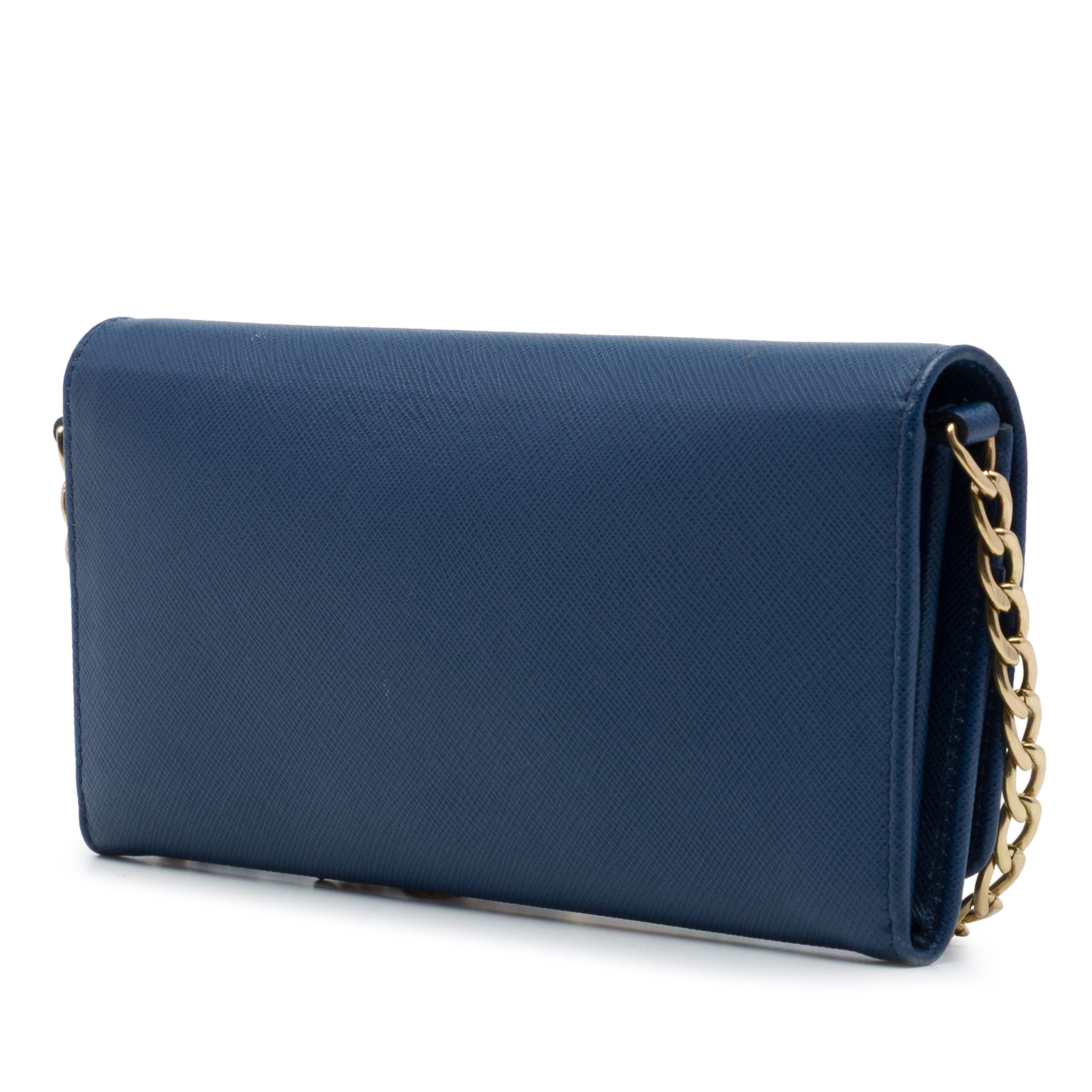 Prada Saffiano Wallet On Chain, från Luxclusif, i färgen blå. Klicka för att öppna bilden i stort format