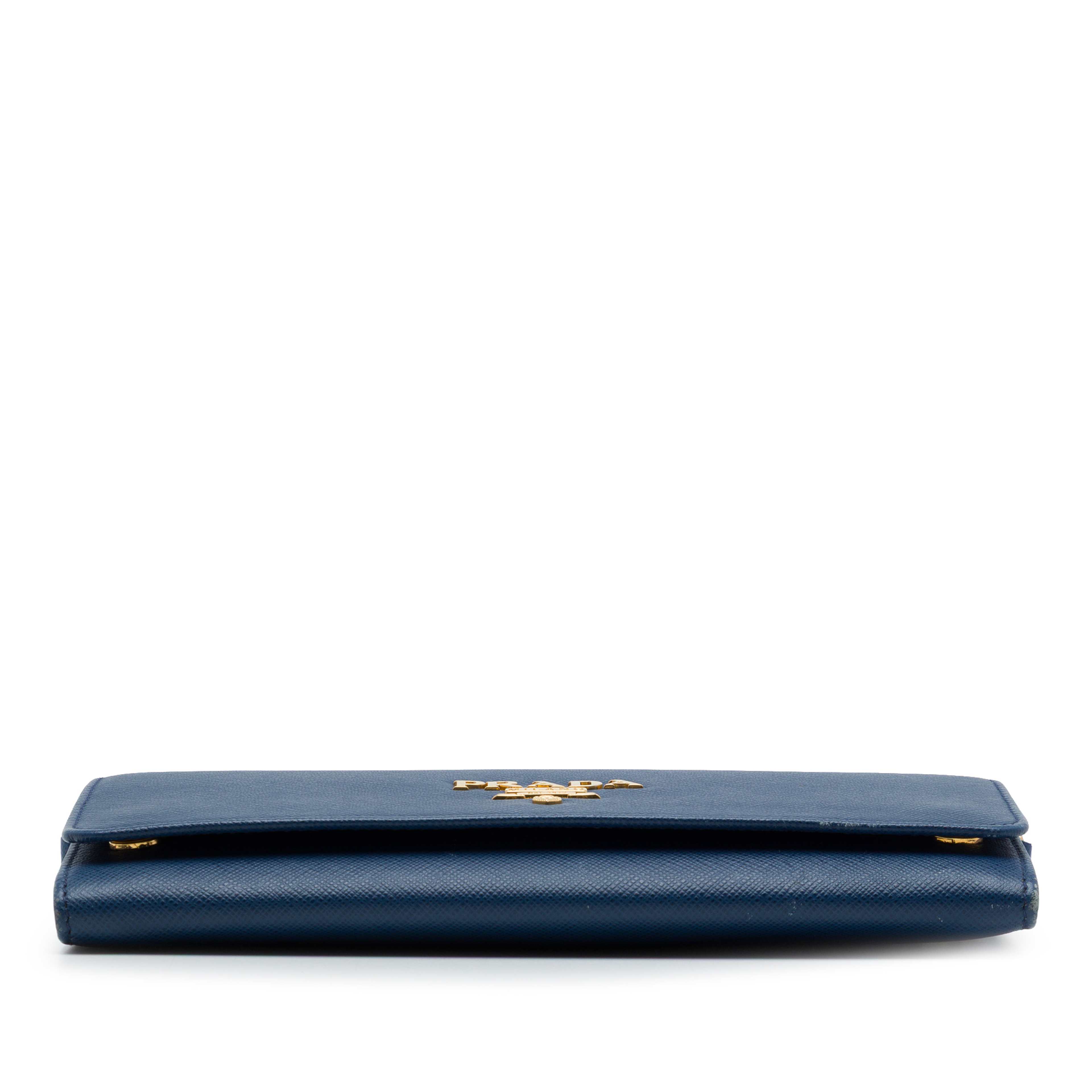 Prada Saffiano Wallet On Chain, från Luxclusif, i färgen blå. Klicka för att öppna bilden i stort format