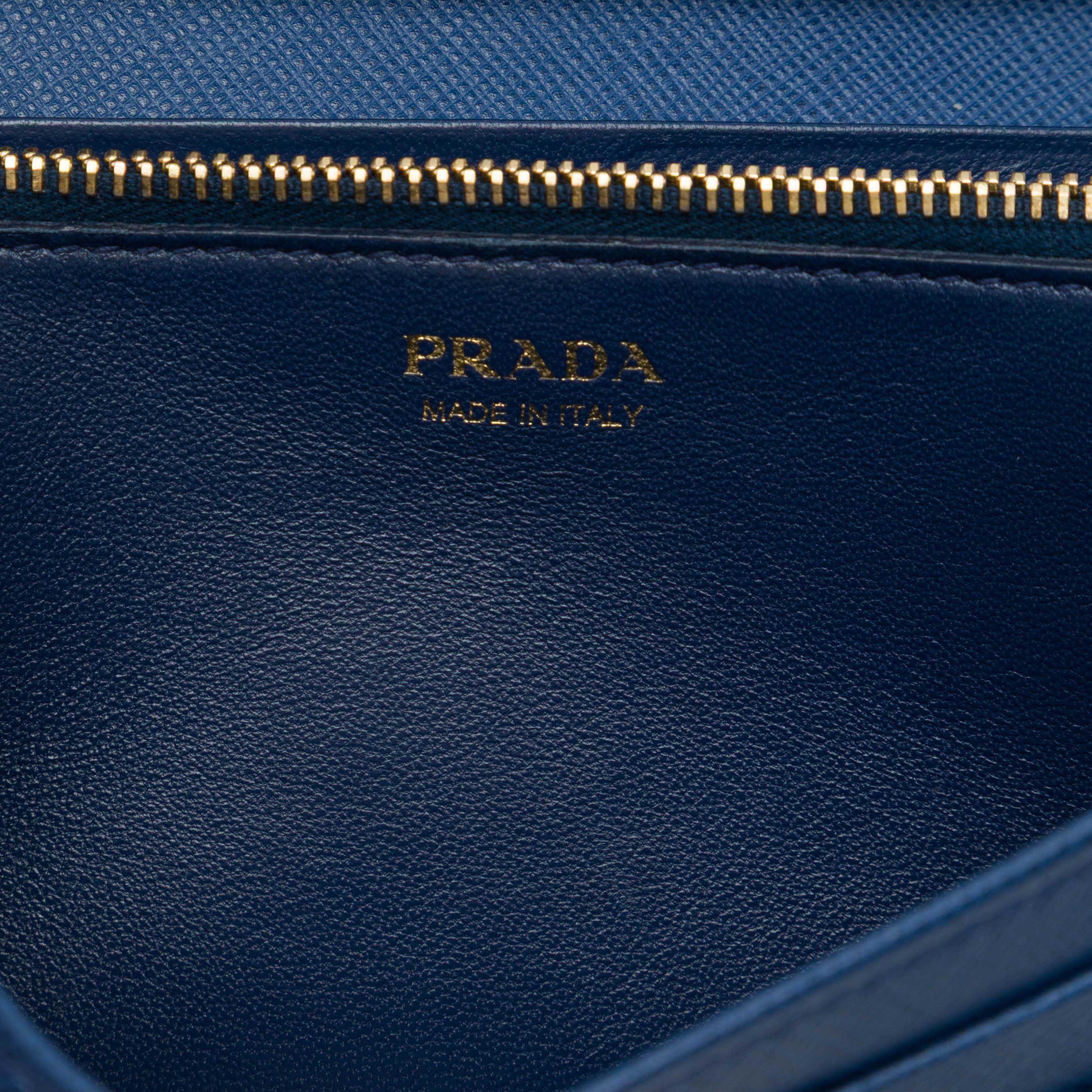Prada Saffiano Wallet On Chain, från Luxclusif, i färgen blå. Klicka för att öppna bilden i stort format