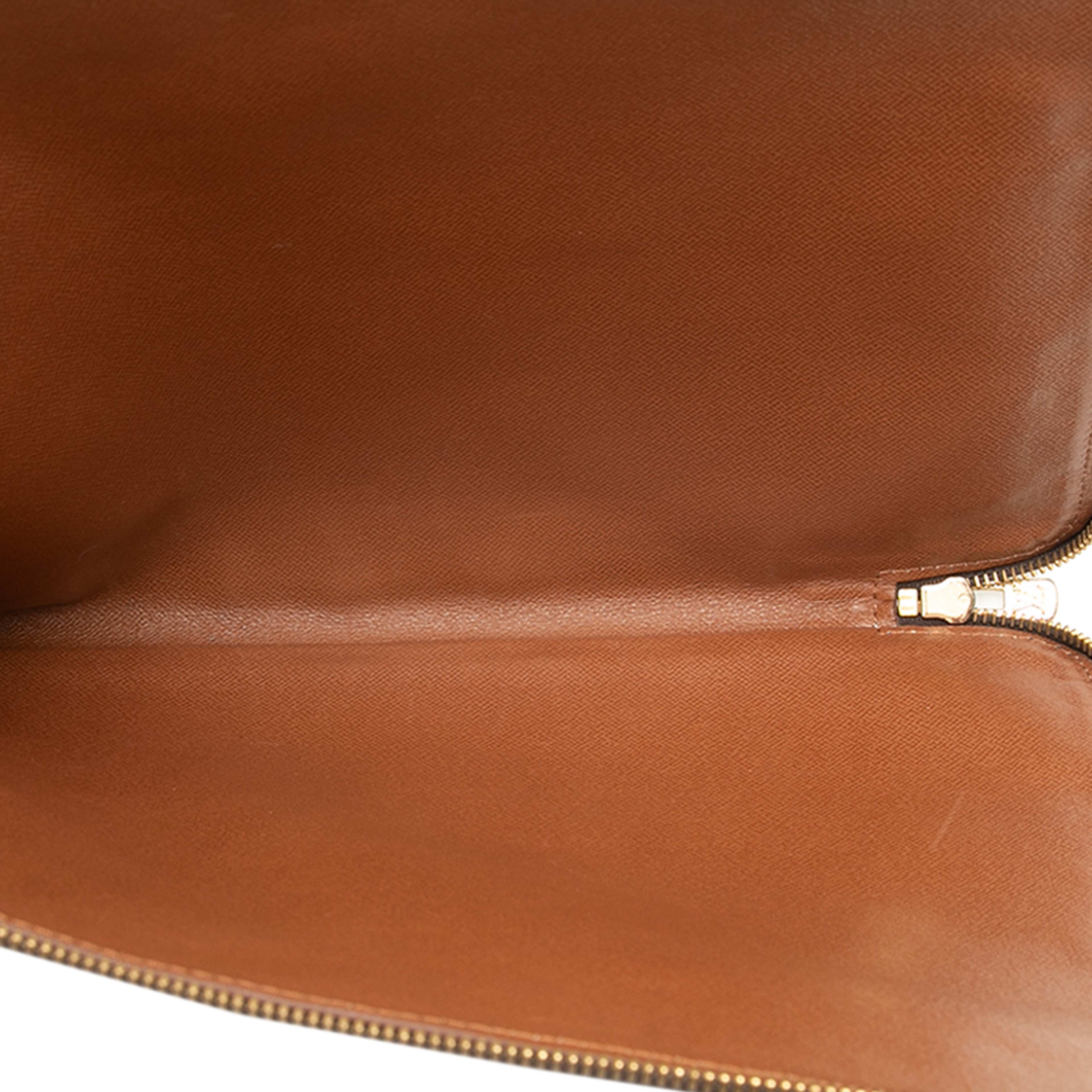 Louis Vuitton Monogram Poche Documents Portfolio 30, från Luxclusif, i färgen brun. Klicka för att öppna bilden i stort format
