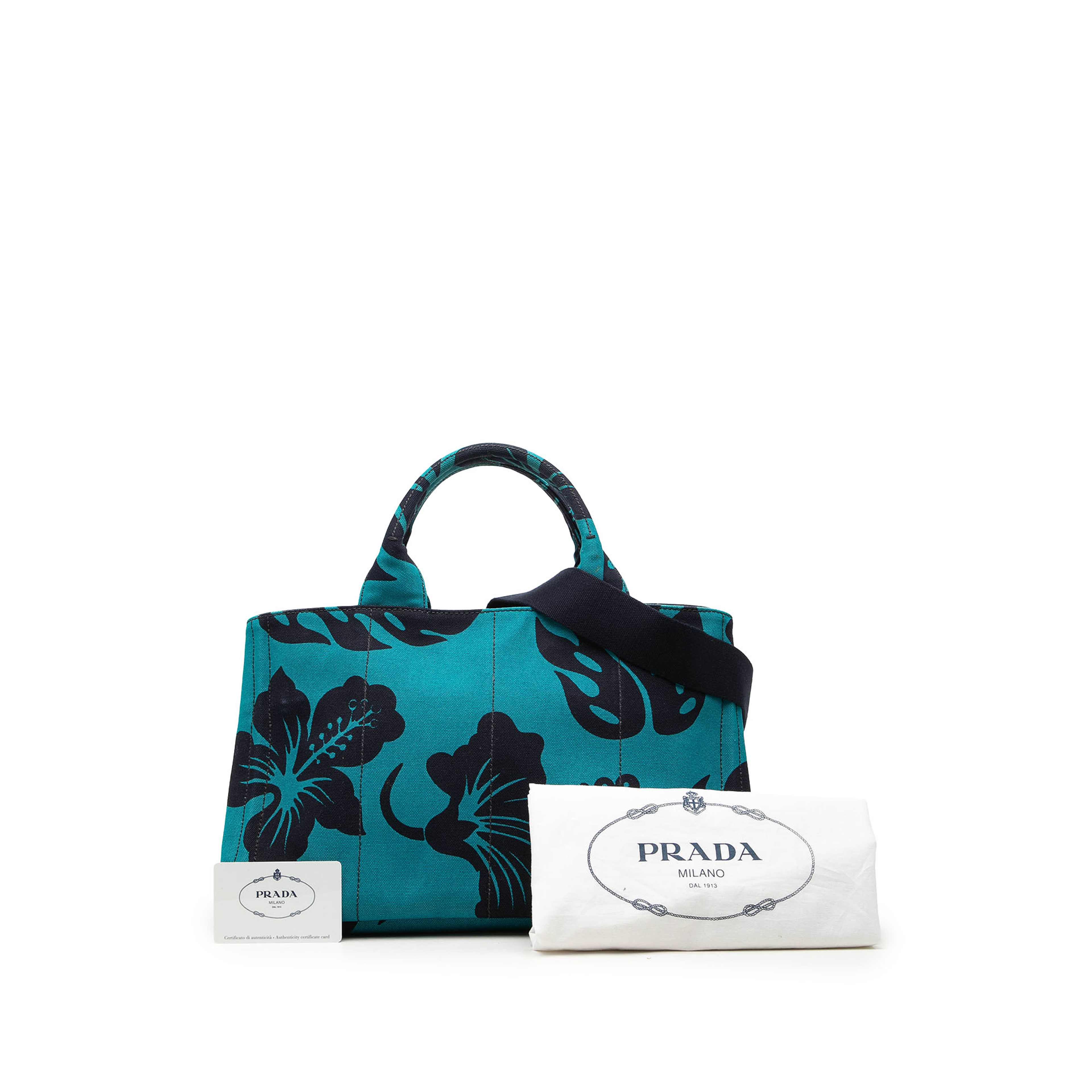Prada Canvas Canapa Hawaii Tote, från Luxclusif, i färgen blå. Klicka för att öppna bilden i stort format
