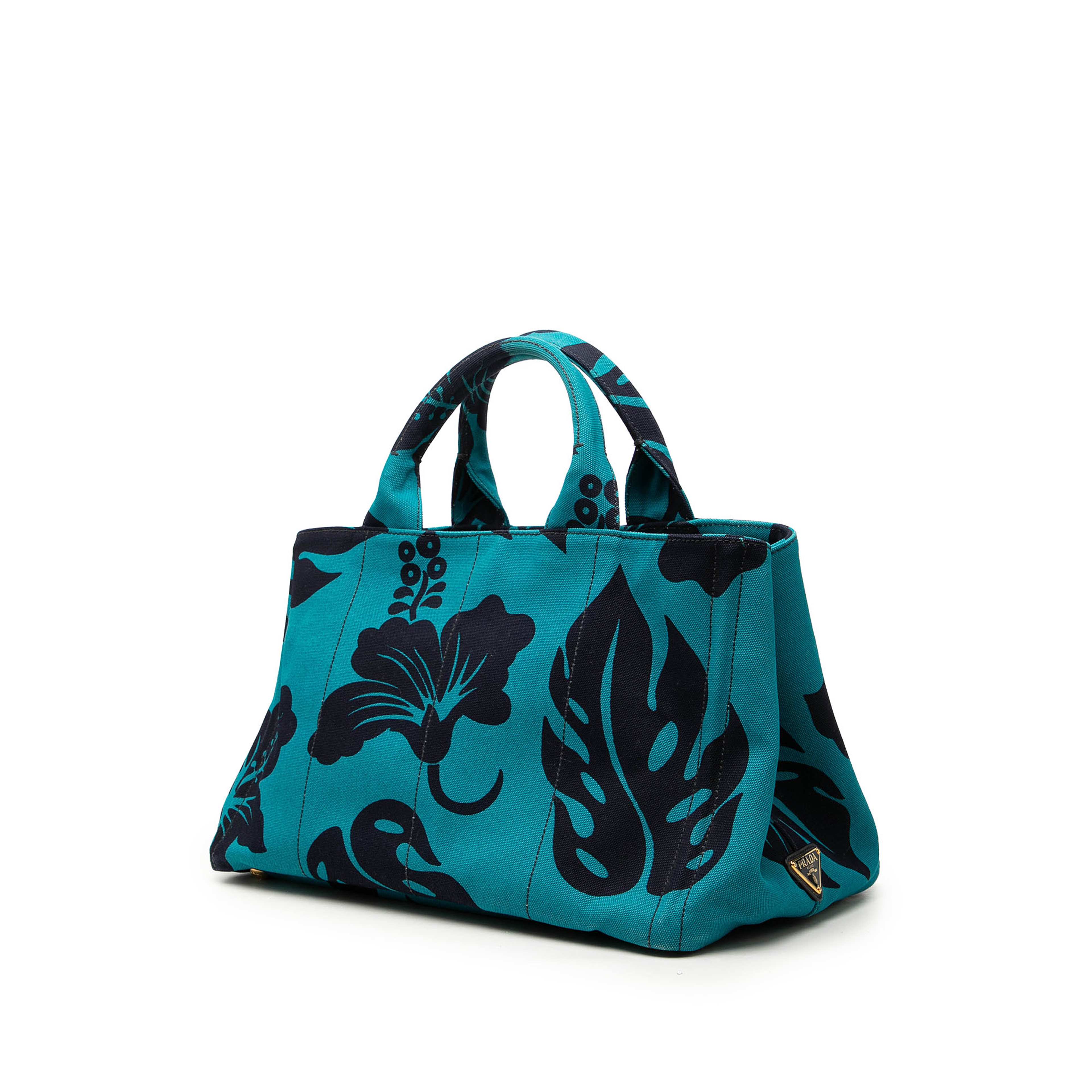 Prada Canvas Canapa Hawaii Tote, från Luxclusif, i färgen blå. Klicka för att öppna bilden i stort format