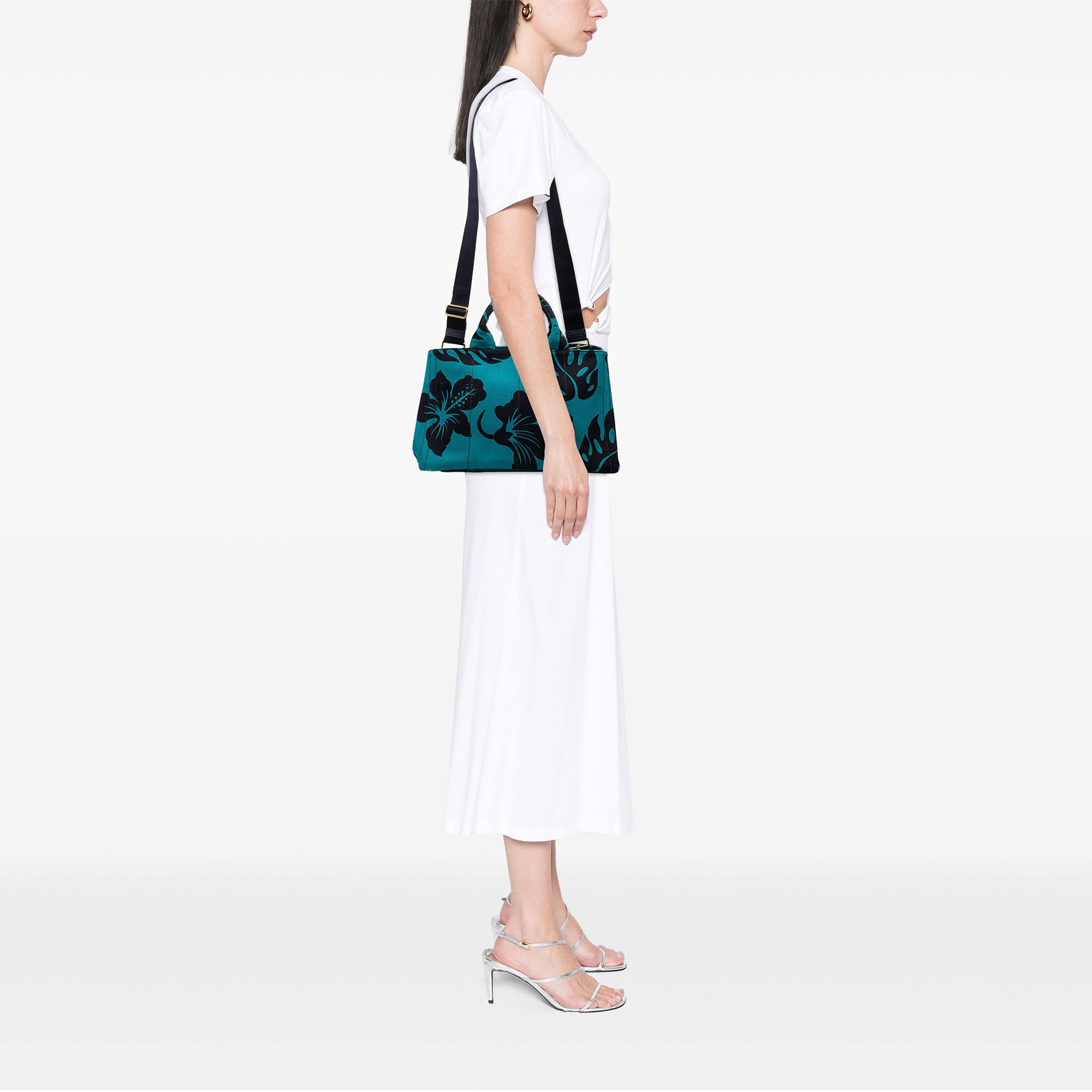 Prada Canvas Canapa Hawaii Tote, från Luxclusif, i färgen blå. Klicka för att öppna bilden i stort format