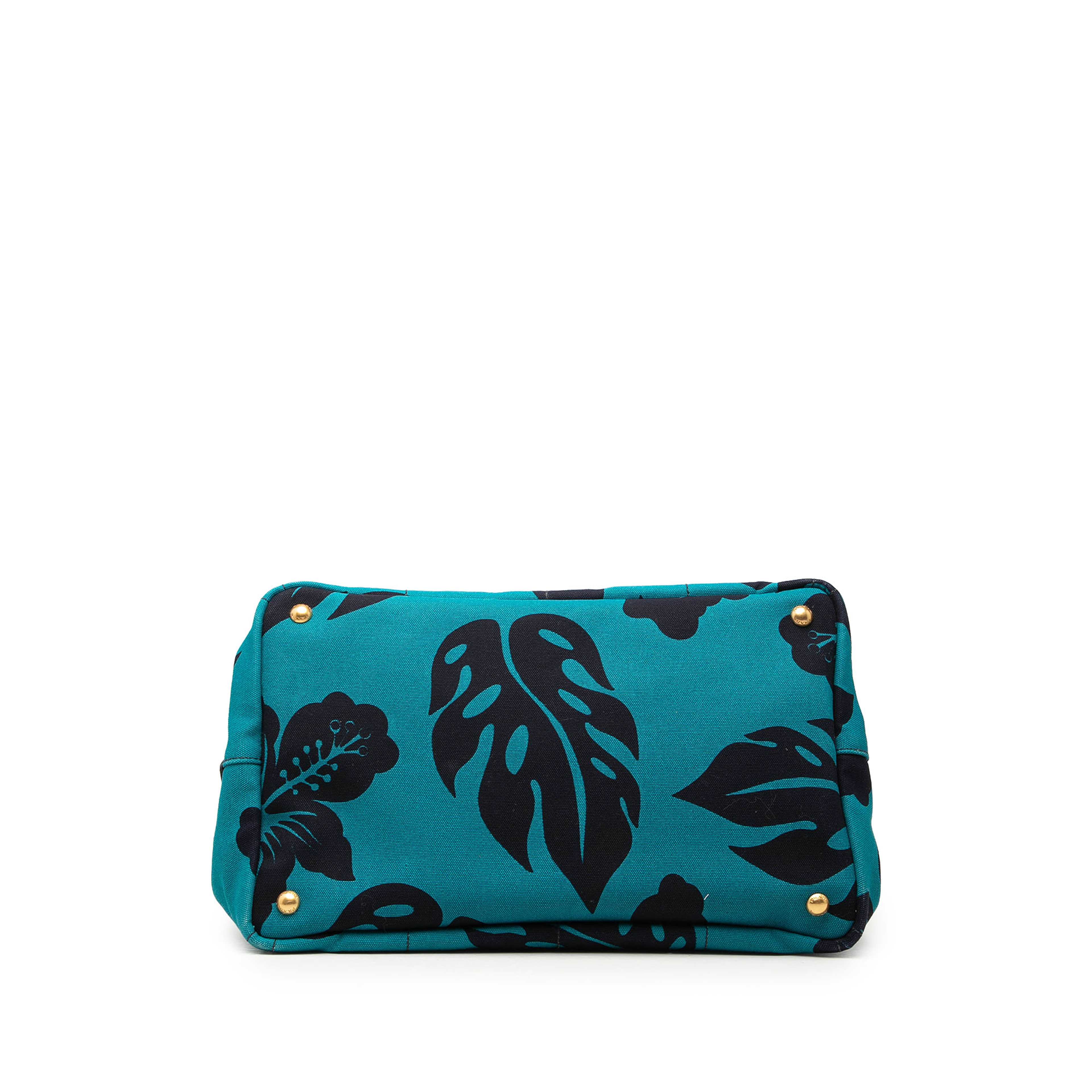 Prada Canvas Canapa Hawaii Tote, från Luxclusif, i färgen blå. Klicka för att öppna bilden i stort format