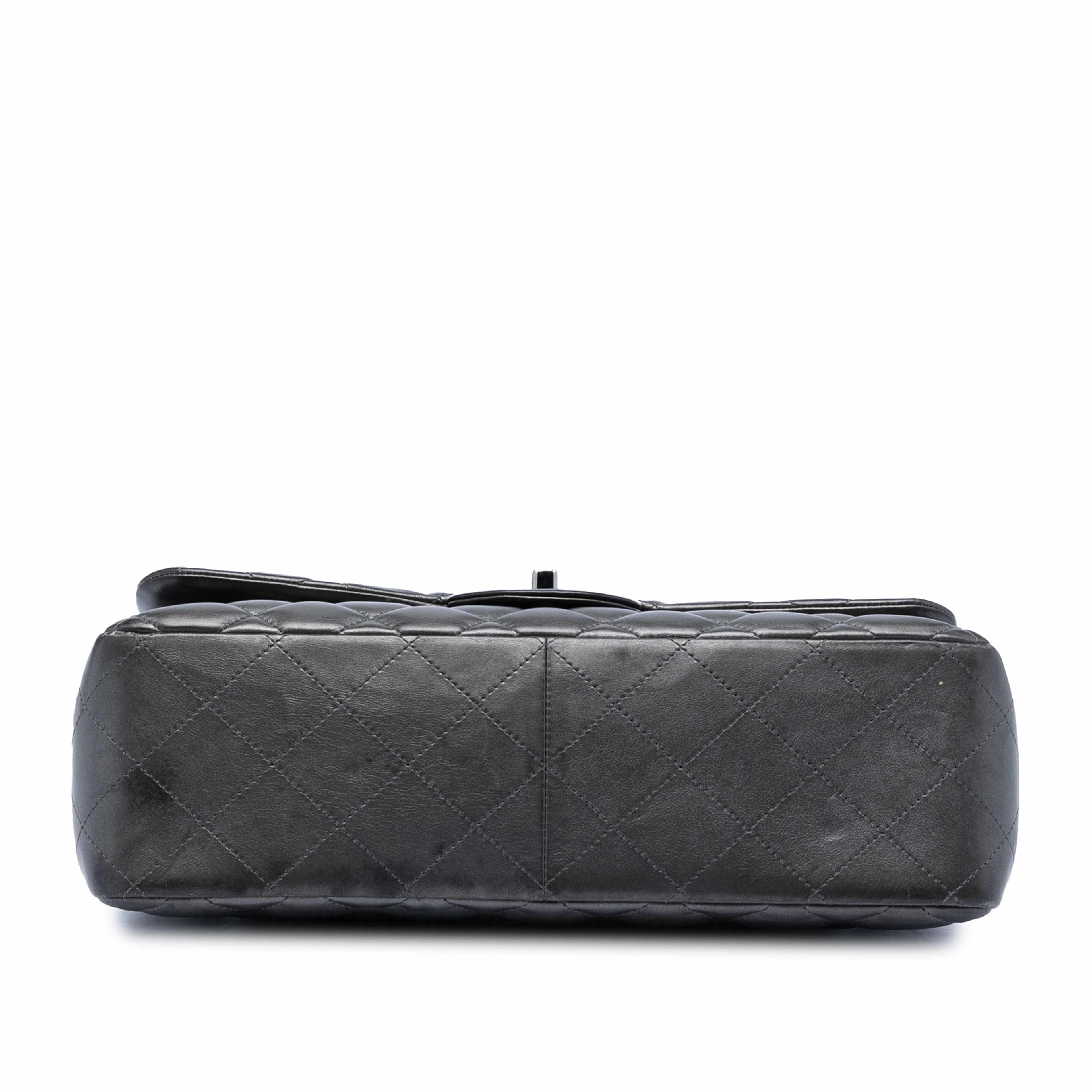 Chanel Jumbo Classic Lambskin Double Flap, från Luxclusif, i färgen dark gray. Klicka för att öppna bilden i stort format