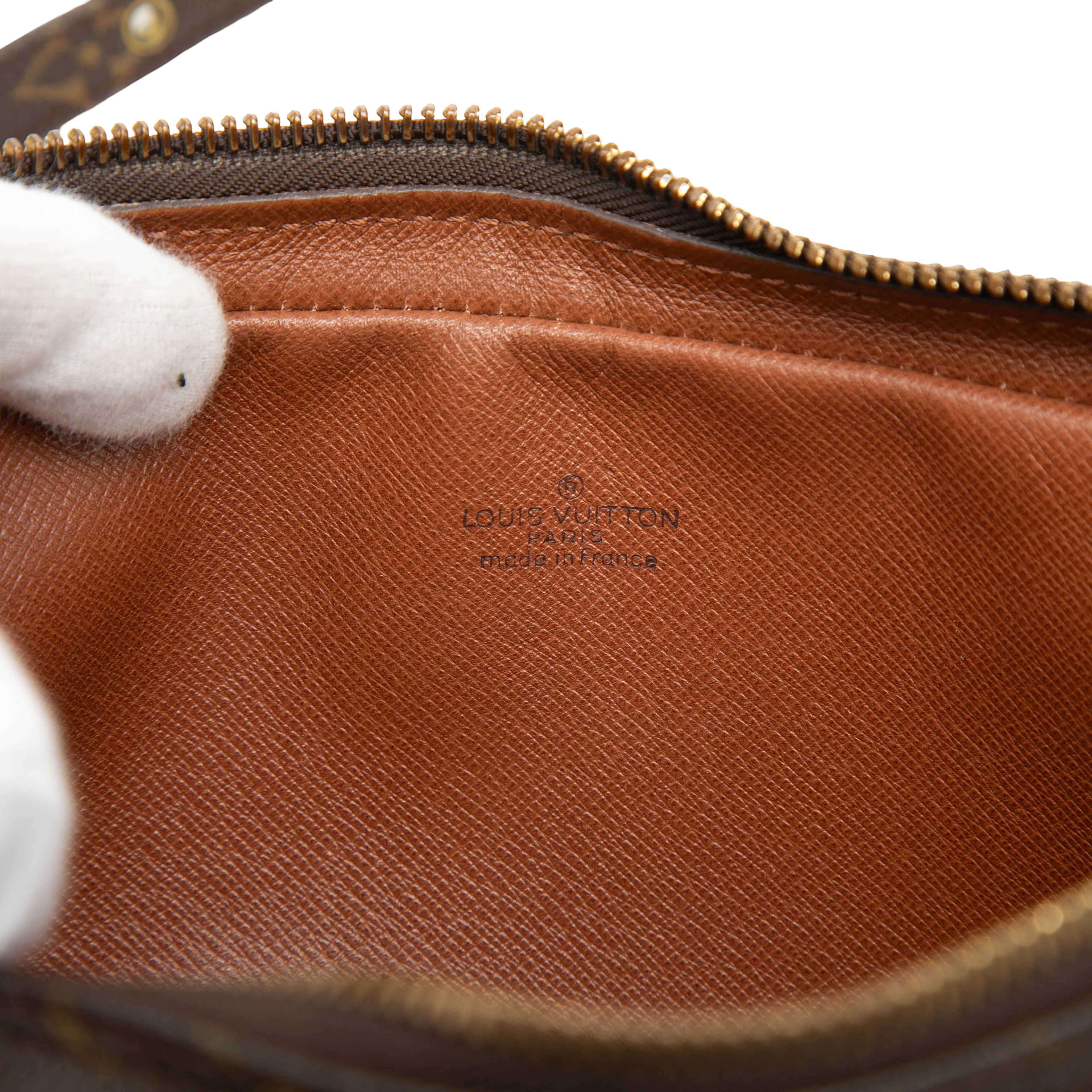 Louis Vuitton Monogram Pochette Marly Bandouliere, från Luxclusif, i färgen brown. Klicka för att öppna bilden i stort format