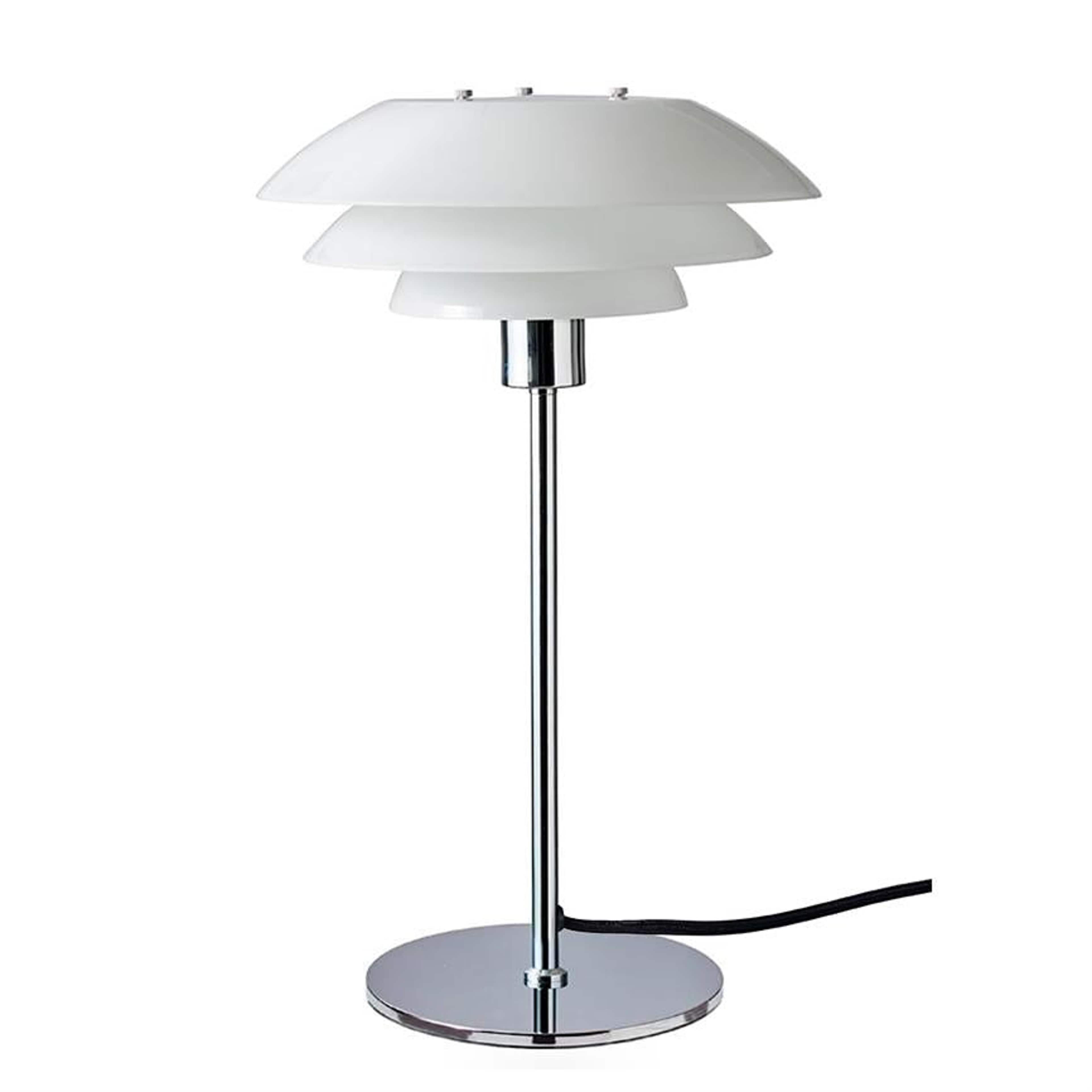 Dl31 Table Lamp, från Dyberg Larsen, i färgen opal/ chrome. Klicka för att öppna bilden i stort format