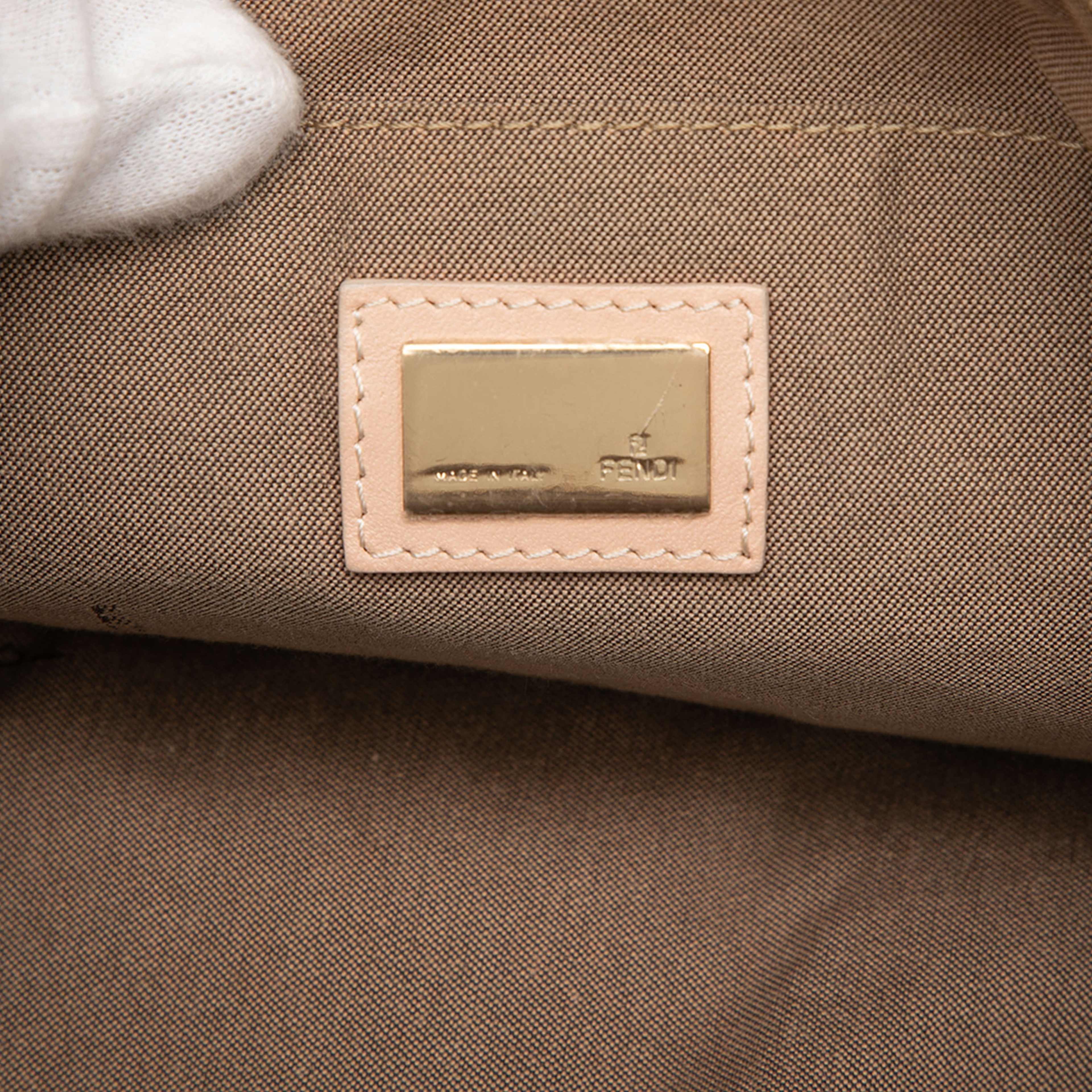 Fendi Zucchino Canvas Pochette, från Luxclusif, i färgen light pink. Klicka för att öppna bilden i stort format