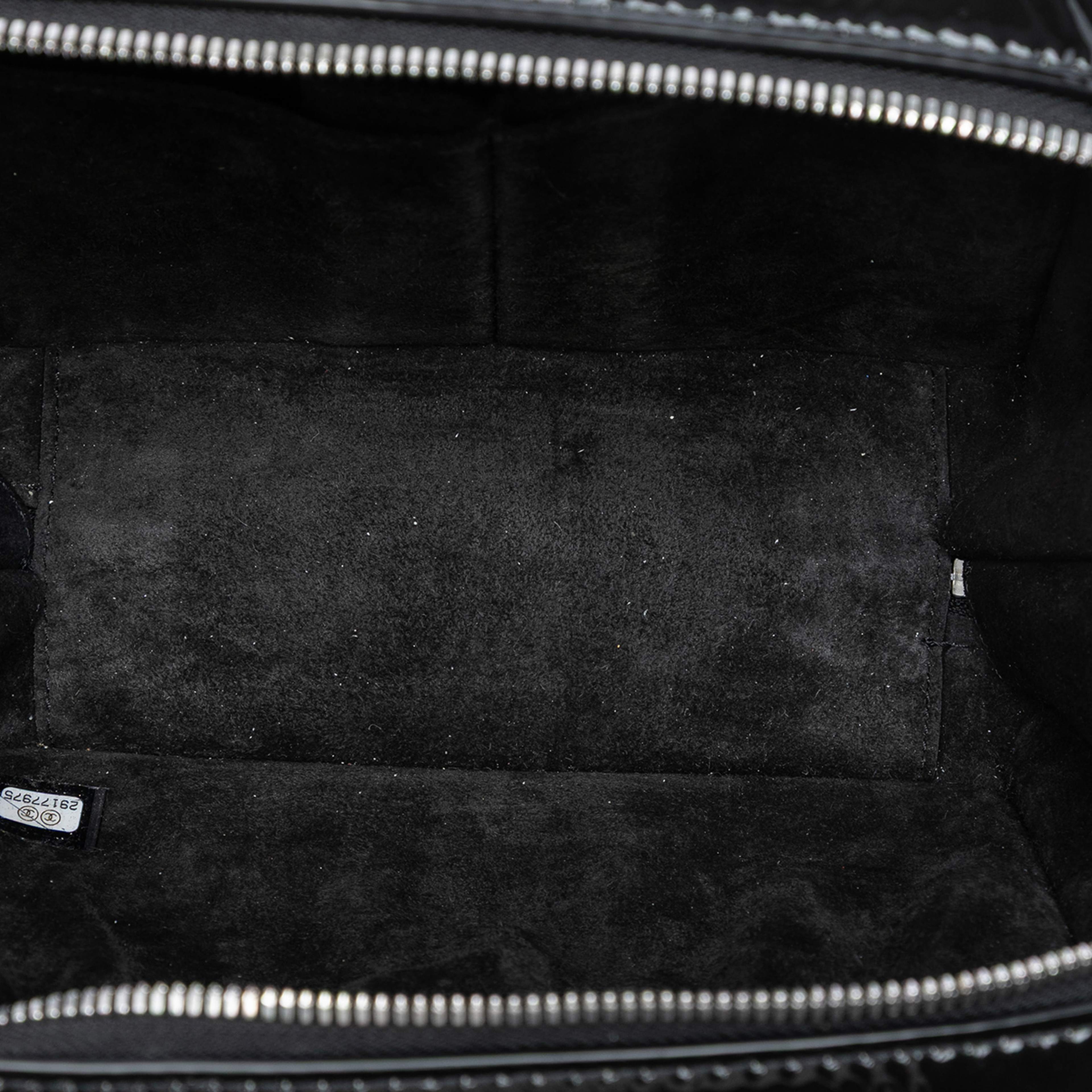 Chanel Small Cc Quilted Patent Travel Kit Vanity Case, från Luxclusif, i färgen svart. Klicka för att öppna bilden i stort format