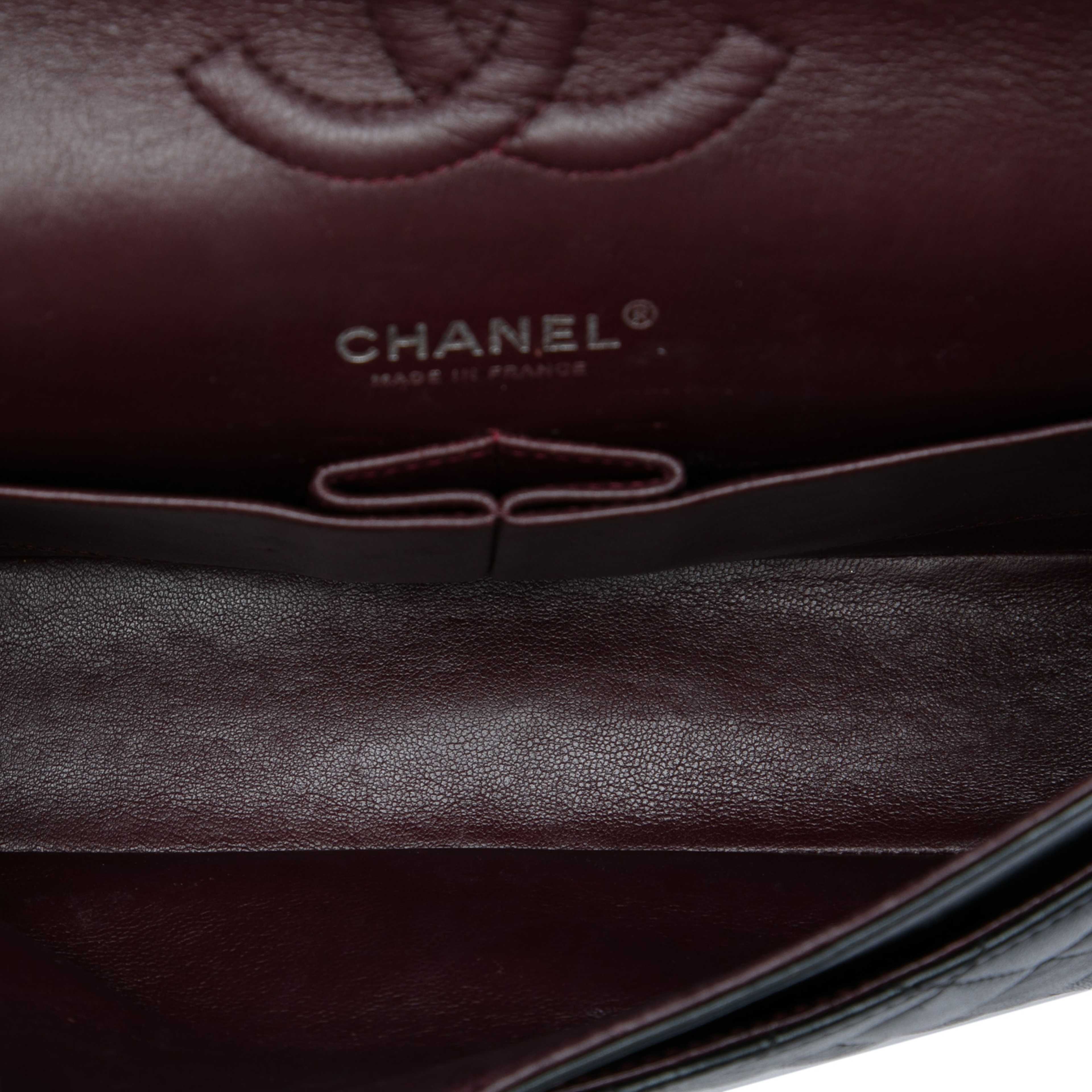 Chanel Medium Classic Lambskin Double Flap, från Luxclusif, i färgen svart. Klicka för att öppna bilden i stort format