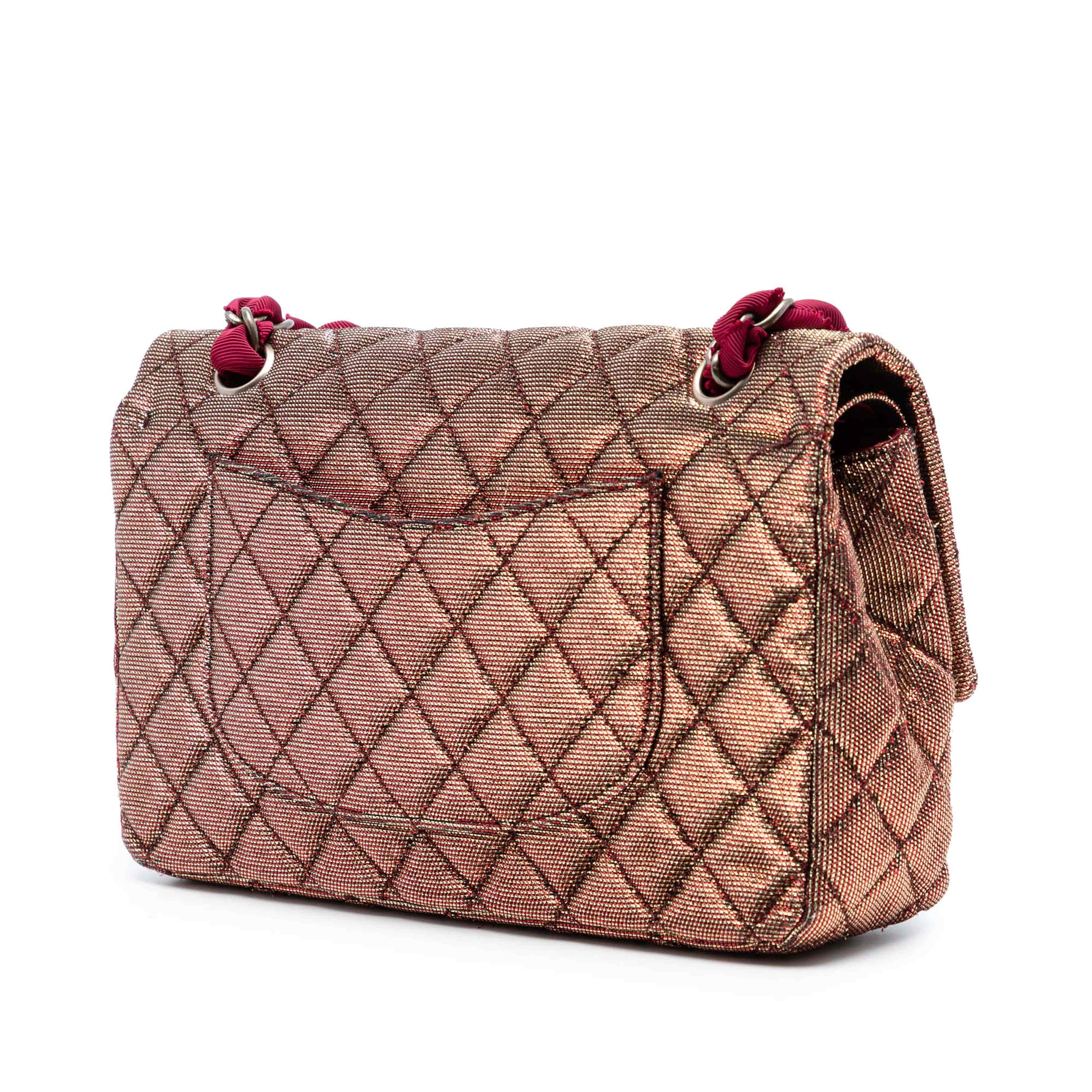 Chanel Medium Iridescent Tweed Classic Double Flap, från Luxclusif, i färgen röd. Klicka för att öppna bilden i stort format