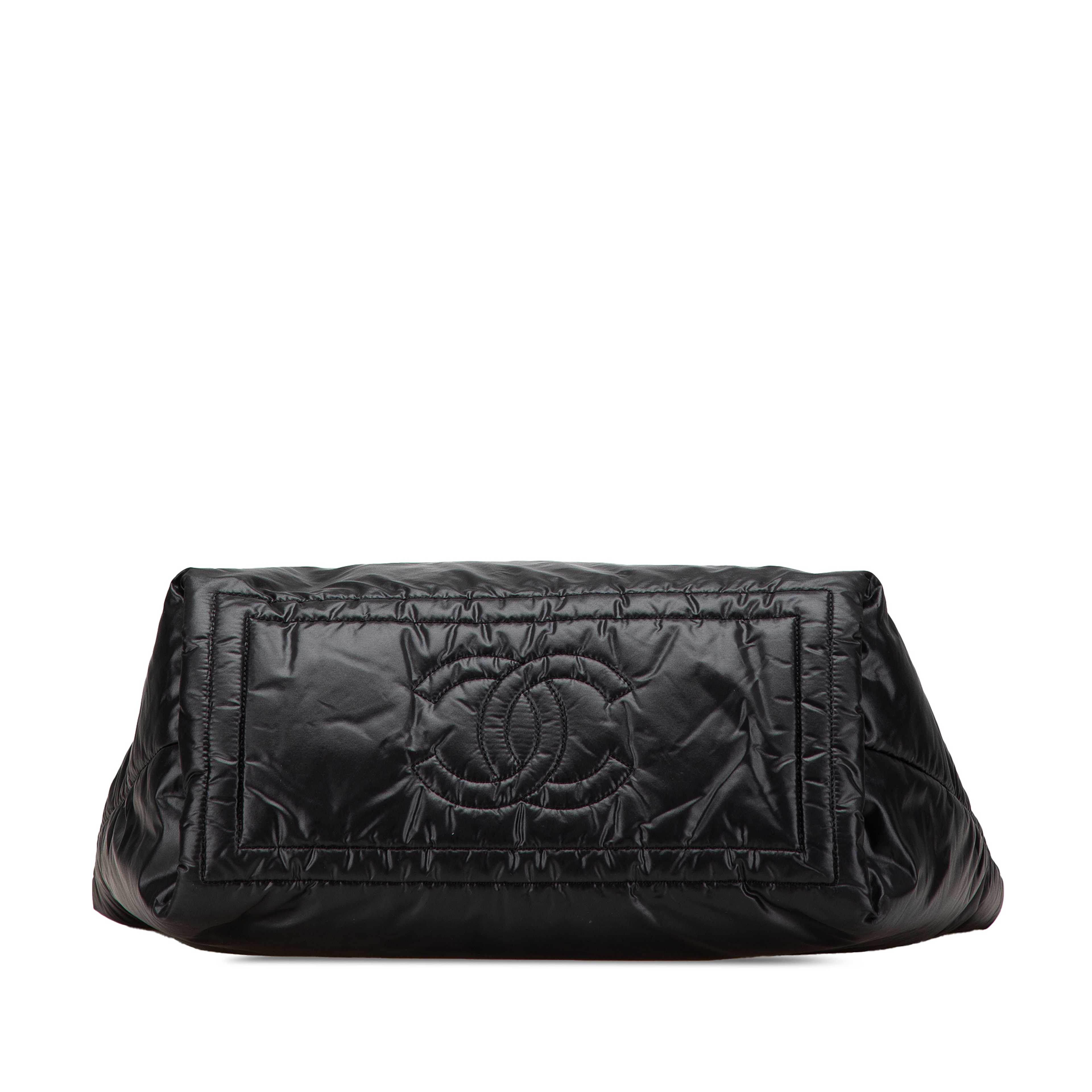 Chanel Small Quilted Nylon Coco Cocoon Tote, från Luxclusif, i färgen black. Klicka för att öppna bilden i stort format