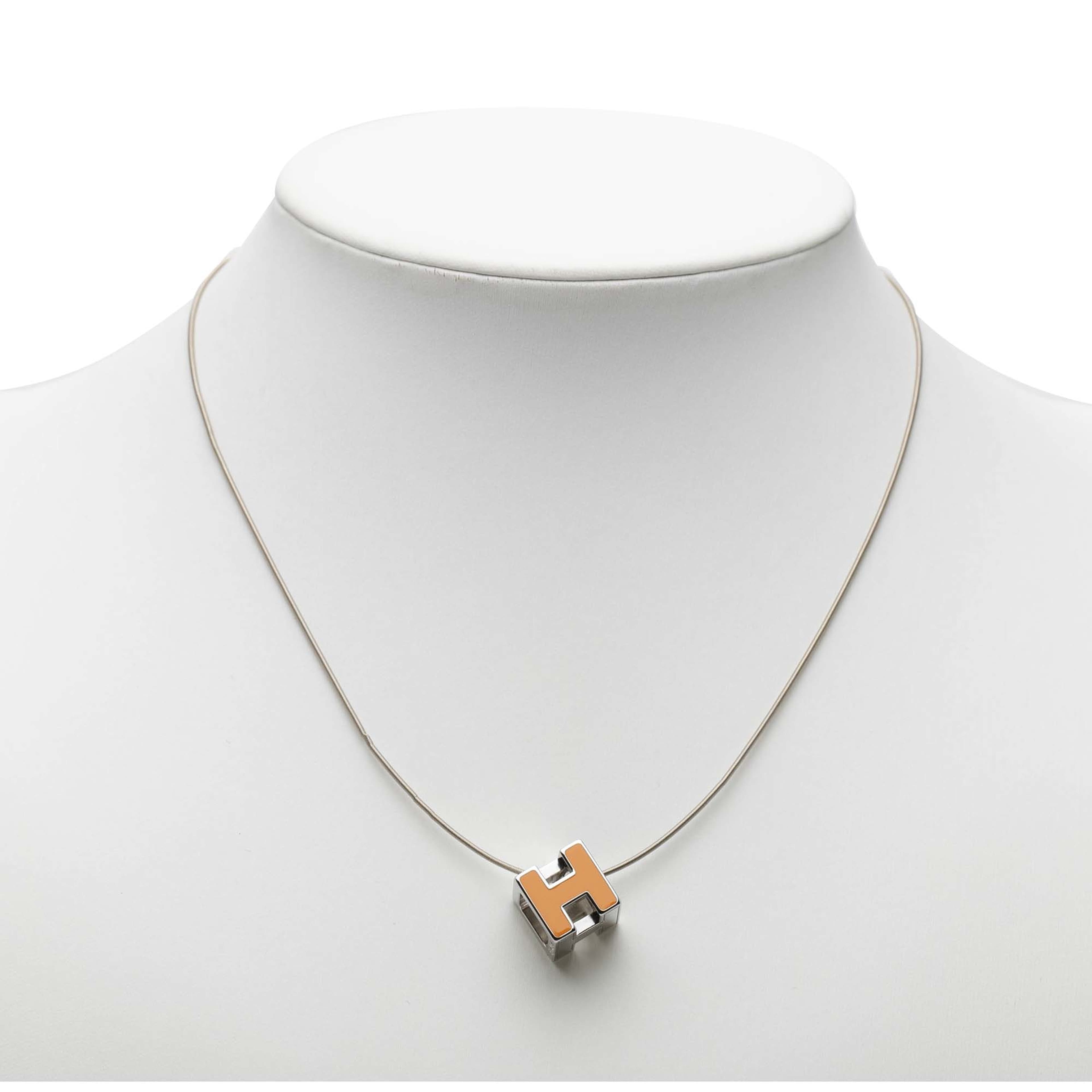Hermès Palladium Plated Lacquered Cage D H Pendant Necklace, från Luxclusif, i färgen orange. Klicka för att öppna bilden i stort format