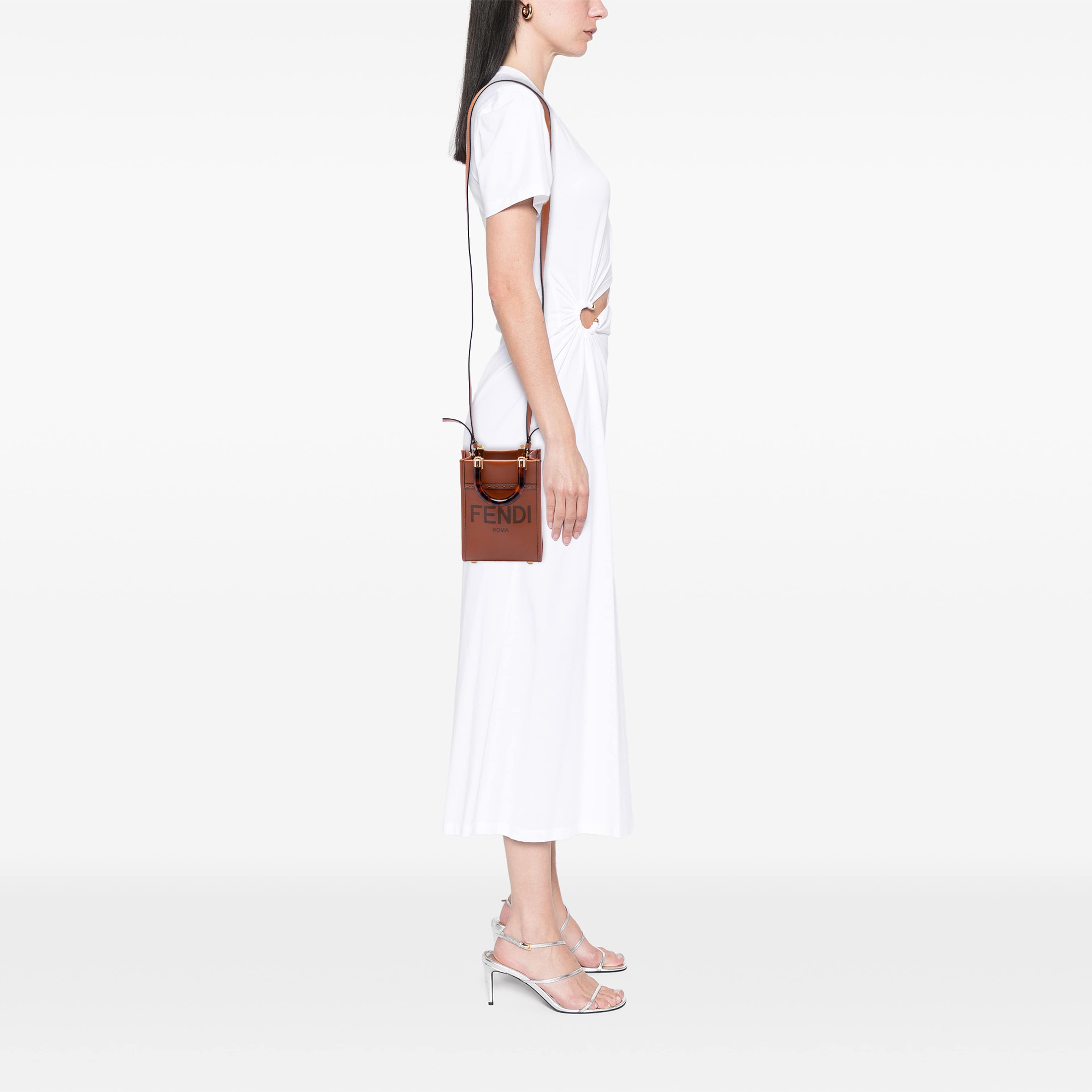 Fendi Mini Leather Sunshine Shopper Tote, från Luxclusif, i färgen brun. Klicka för att öppna bilden i stort format
