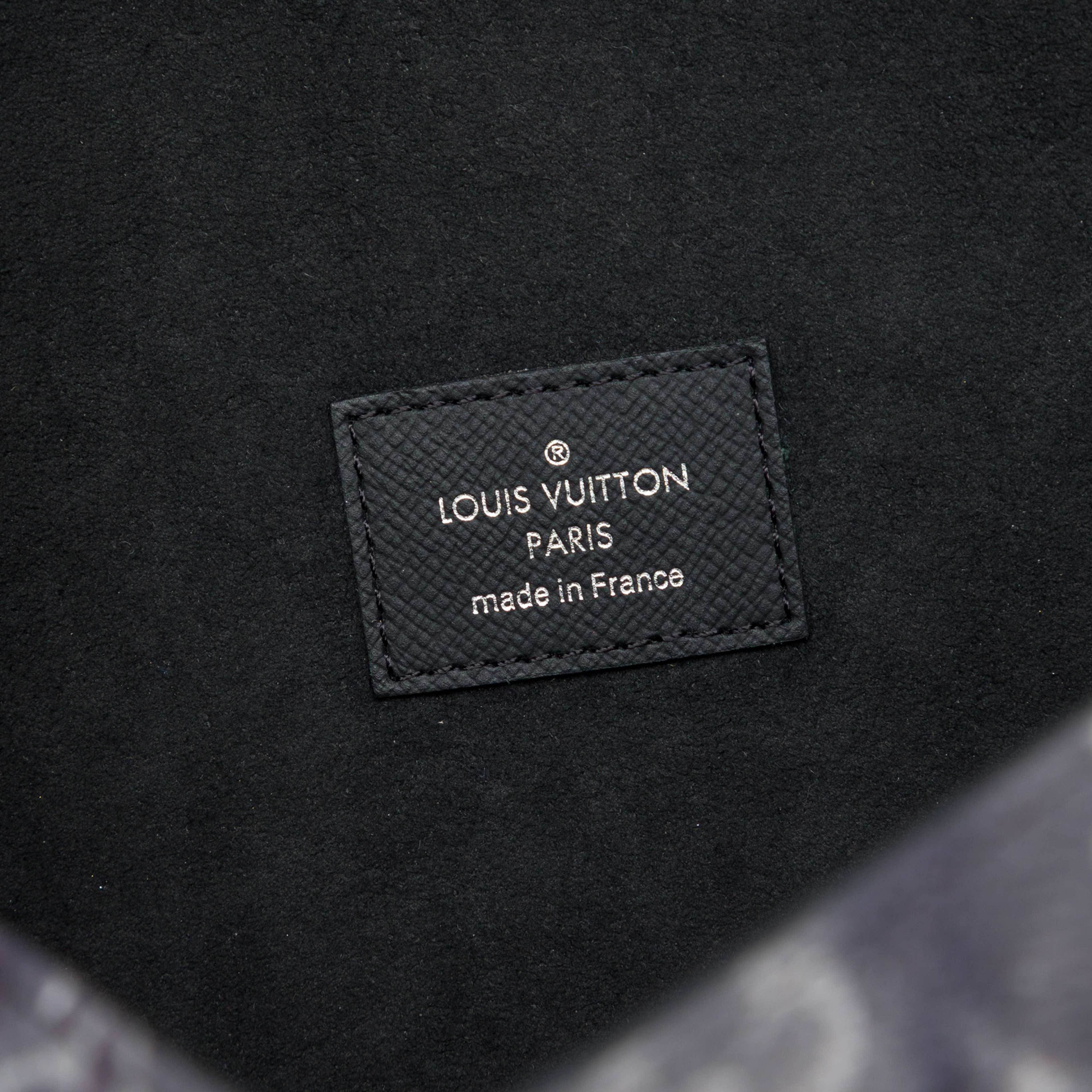 Louis Vuitton Monogram Galaxy Alpha Pochette Gm, från Luxclusif, i färgen svart. Klicka för att öppna bilden i stort format