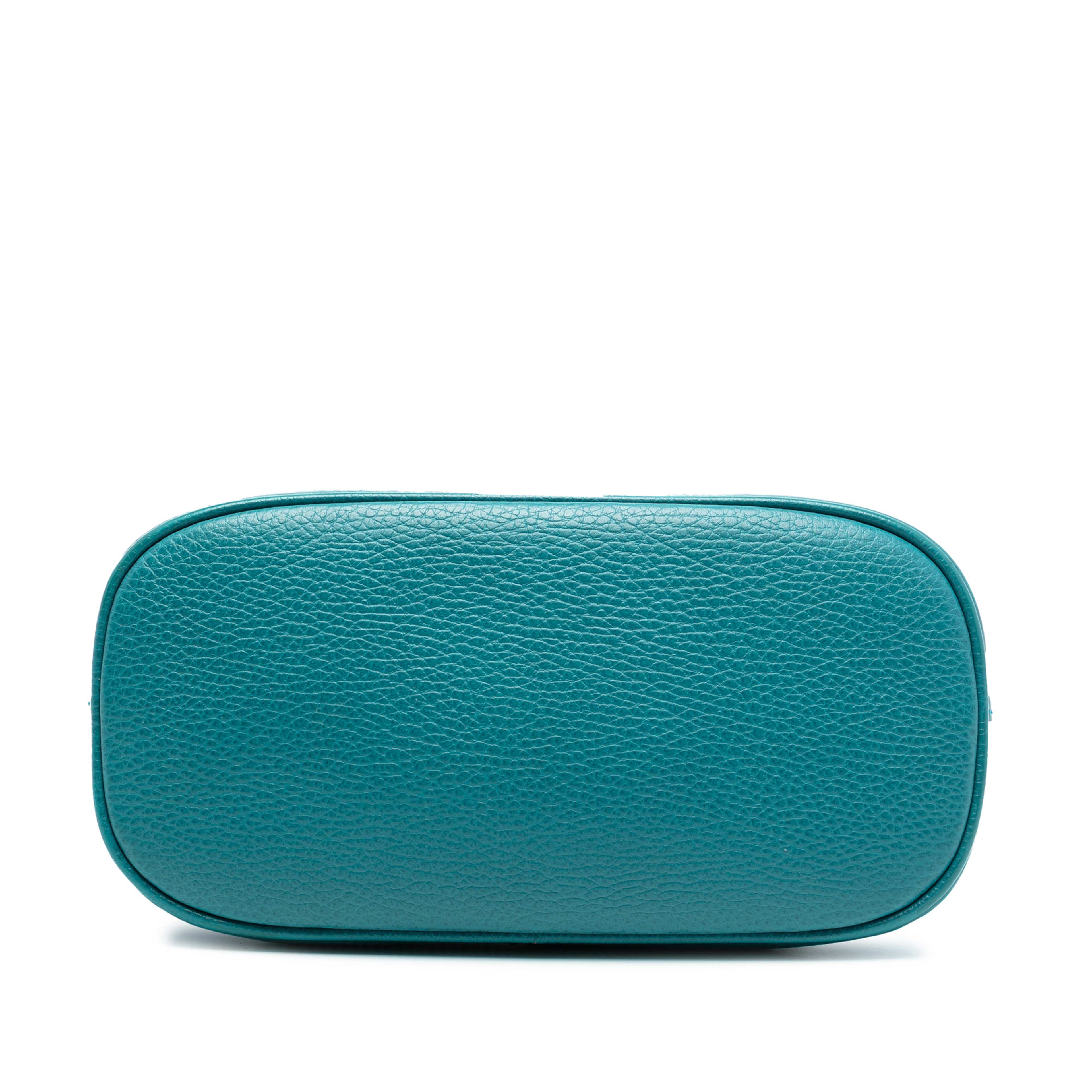 Gucci Mini Leather Gg Charm Dome Satchel, från Luxclusif, i färgen turquoise. Klicka för att öppna bilden i stort format