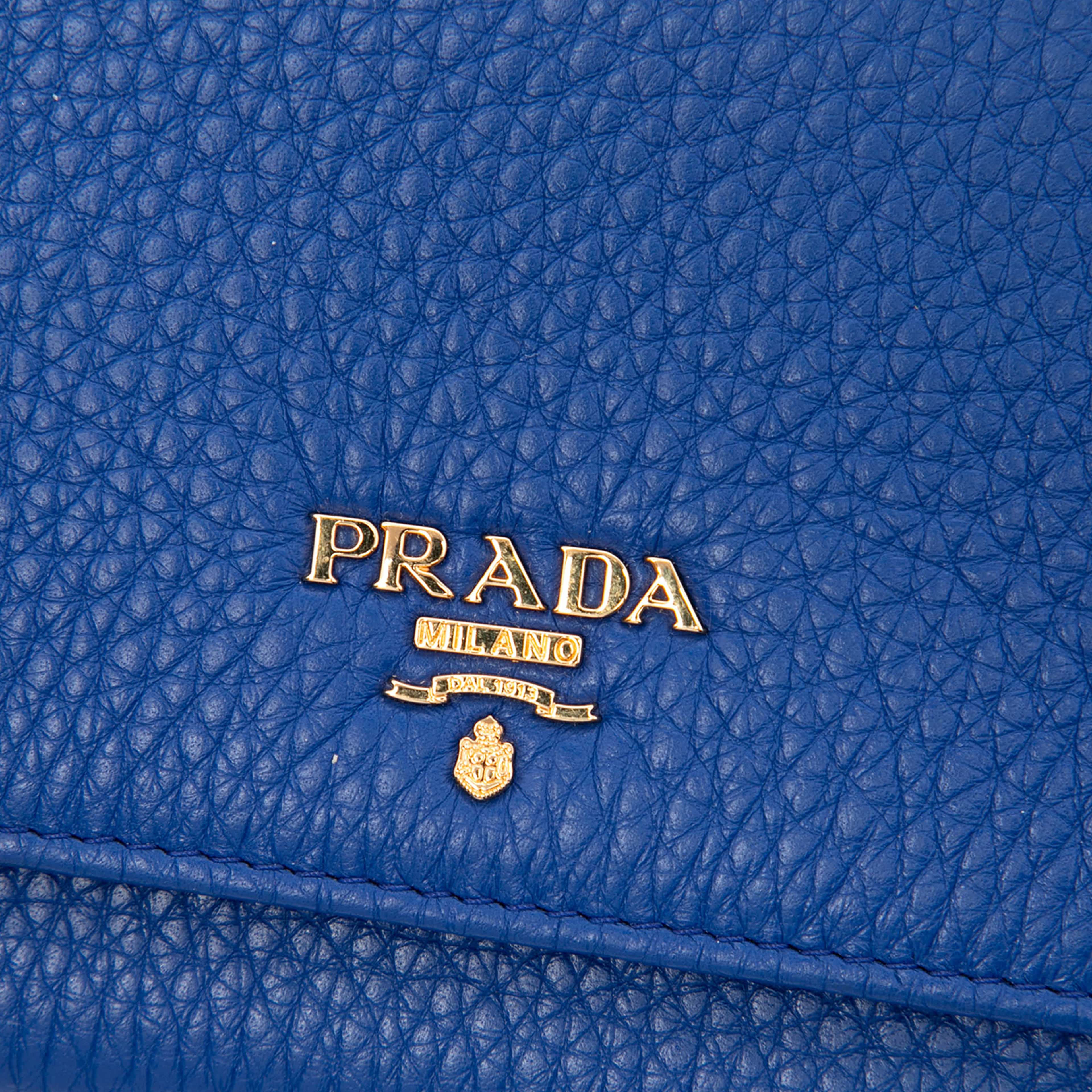 Prada Vitello Daino Wallet On Strap, från Luxclusif, i färgen blå. Klicka för att öppna bilden i stort format